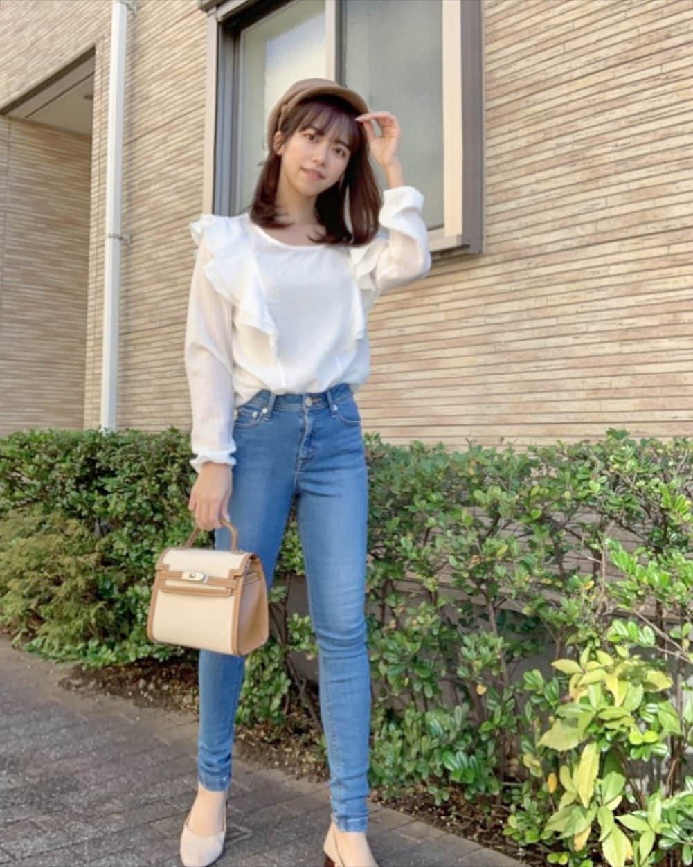 牧野桃美さんのインスタグラム写真 - (牧野桃美Instagram)「珍しいパンツstyleコーデ👖❤︎ ⠀ 今日はすごく暖かいから春服🌸 デニムは昔からEMODAが綺麗だからすき✨ お買い物デートにおすすめのコーデかな👩🏼‍🤝‍👨🏻 ⠀ 春服って1年で1番すきだから、 春が長いといいなあ💭 ⠀ ⠀ ⠀ ⠀ ⠀ ⠀ ⠀ ⠀ ⠀ ⠀ ⠀ ⠀ ⠀ #デニムコーデ#ももこーで#emoda_jeans#mystyleemoda#emoda#パンツスタイル#パンツコーデ#デートコーデ#お買い物デート#スキニーデニム#春コーデ#155cm#154cm#低身長コーデ#おしゃれさんと繋がりたい#今日のコーデ#パンプスコーデ#アラサーコーデ」2月21日 17時10分 - momomi_makino