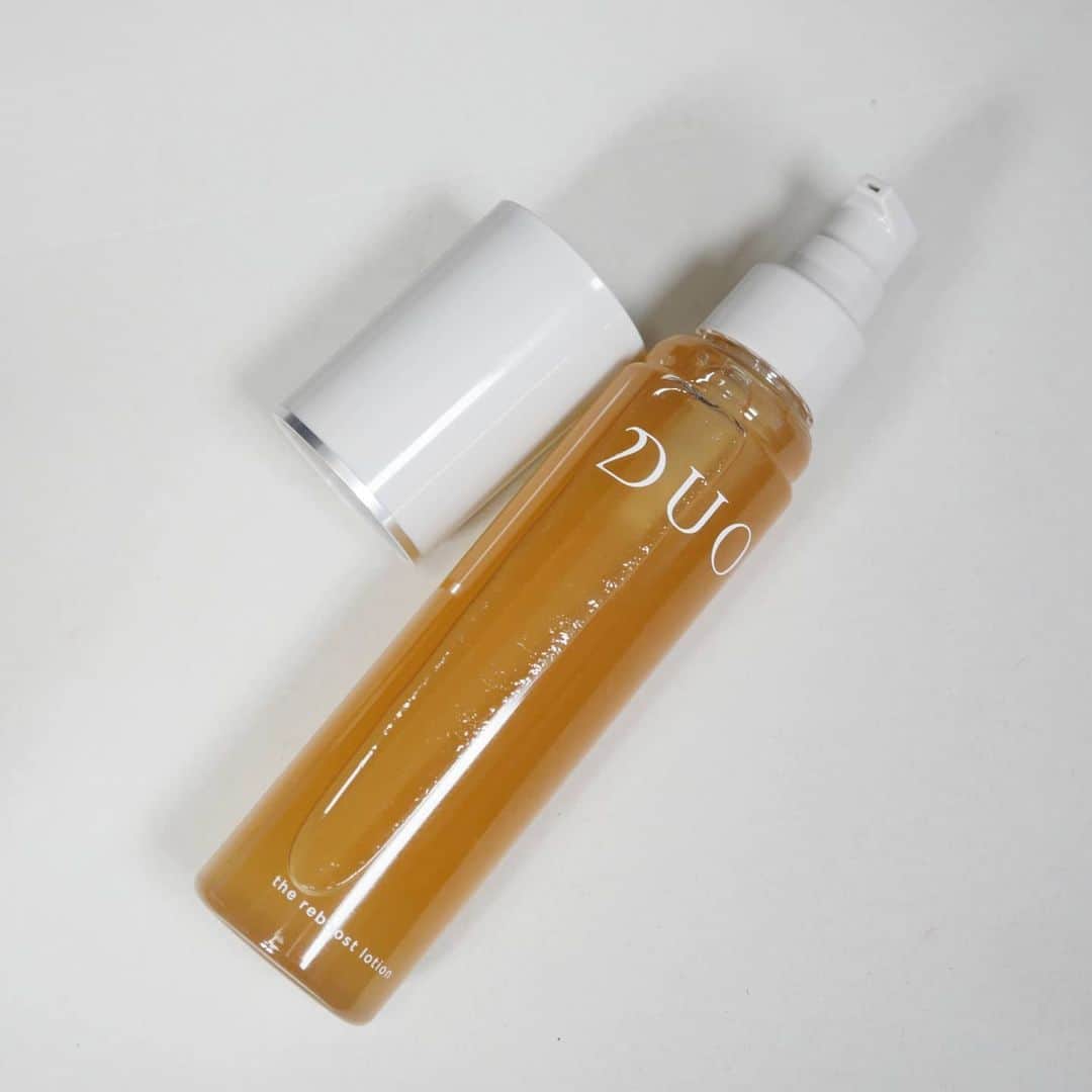 船山葵さんのインスタグラム写真 - (船山葵Instagram)「クレンジングバームで有名な「DUO（デュオ）　」の化粧水が、2月19日に新発売されました。肌が本来持つ、自己再生能力を高めることをコンセプトにしたブランド。いい意味で化粧水感がなく、ワンプッシュで感じられるのは美容液のような、たっぷり潤いと栄養を与えてくれるような使い心地。なんと、1本で保湿ケア、エイジングケア、透明感、毛穴ケアが期待できるのだそう。  #DUO ザ リブーストローション 120ml ¥3,900(税抜）  肌に塗った瞬間、なんと3段階に分けて肌に馴染んでいくオイルスフィア処方を採用。馴染み方としては、 ①化粧水に配合されている水溶性美容成分が、いち早く肌へ浸透していく ↓ ②生オイル油溶性美容成分によって、化粧水ではないようなとろけるテクスチャーで（動画参考にしてください）肌にみずみずしさだけではなく同時にどっしりとした保湿感を与えてくれる ↓ ③最後は肌表面にヴェールのように包み込んでくれます  さっぱりタイプよりもしっとりタイプの化粧水の方が好きな私にとって、まさに使用感がタイプな粧水。オイル感ではない、まるで美容液バージョンの化粧水を使っているかのようなスペシャルな気持ちになれます。そして肌に塗りたて→どんどん馴染ませていくと、テクスチャーが変わっていくかのような、浸透力もたまりません。 よく言われる“もっちり肌”を叶えてくれる化粧水です。  @duo_cosme #DUO#DUOコスメ#ザリブーストローション#スキンケア#クレンジング#化粧水#ローション#保湿#紫外線対策#エイジングケア#肌悩み#PR」2月21日 17時21分 - aoi_funayama