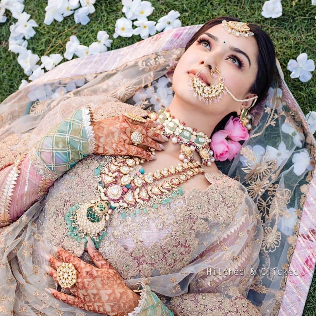Indianstreetfashionのインスタグラム：「A perfect bridal shot for a day time wedding .. capture the essence of your bridal beauty ♥️ inspo courtesy @hitchedandclicked  #indianstreetfashion @indianstreetfashion #indianwedding #weddings #weddingsupplier #wedding #weddingsofinstagram #instawedding  #bridesofindia #bridesofinstagram #indianbridaloutfit #bridaloutfit #weddinglook  #bridestyle #weddingtrend #jewellery #weddinginspo #weddingplanner #weddingblogger #destinationwedding #weddingchoreography #couture #weddingjewellery #weddingshopping #weddingseason #indiandesigner」
