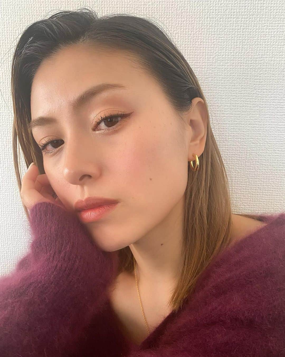 のインスタグラム：「@laka.official のアイシャドウ 発色もラメ感も丁度良くてすごくスキ♡  #アイメイク  #アイシャドウ  #母メイク」