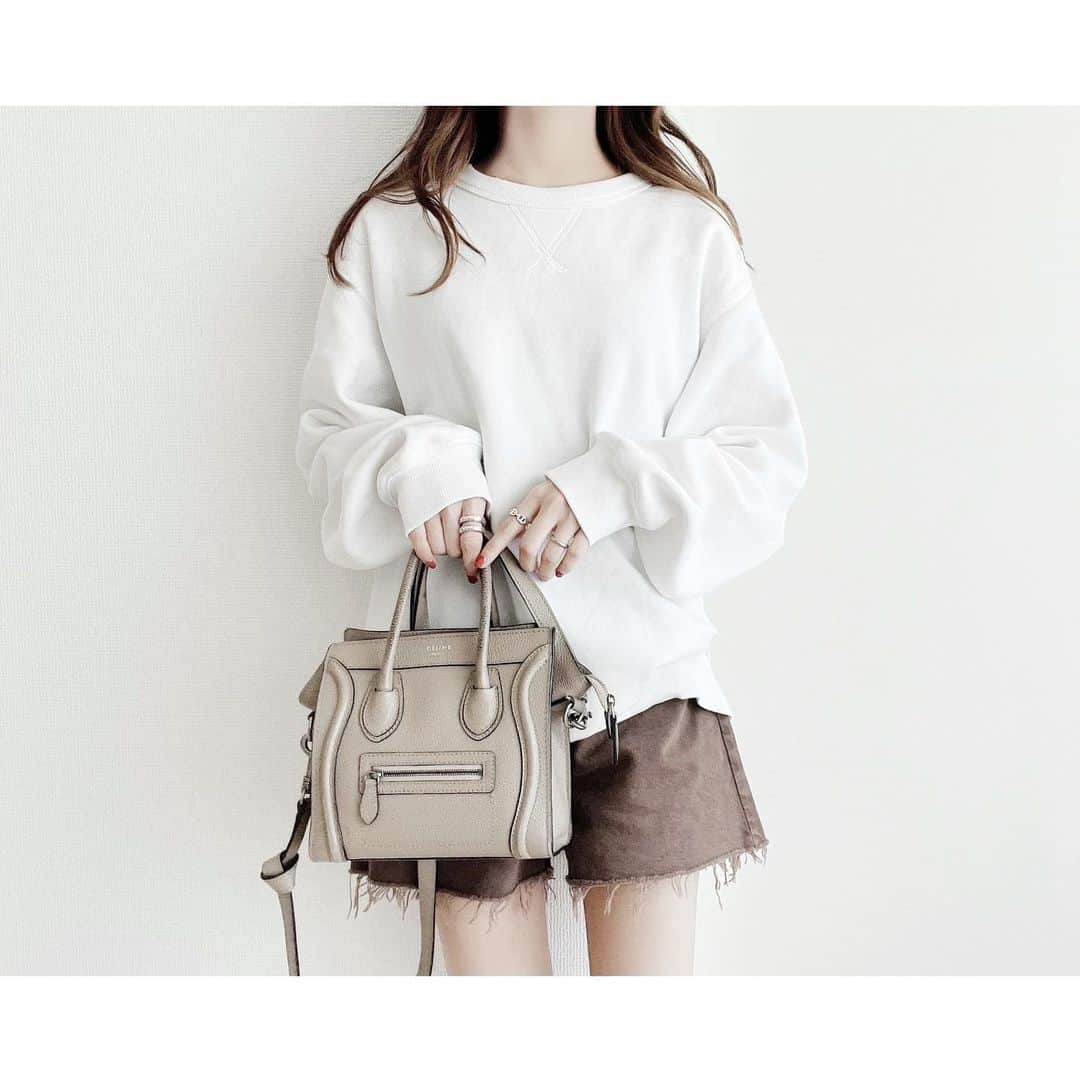 kumiのインスタグラム：「今日は本当に温かくて春を感じた。 同時に花粉も…🤧！  tops #gu pants #plage bag #celine  白のスウェットはメンズをゆるっと。  ブラウンのショートパンツは あまり見かけないお色に一目惚れ🌷＊」