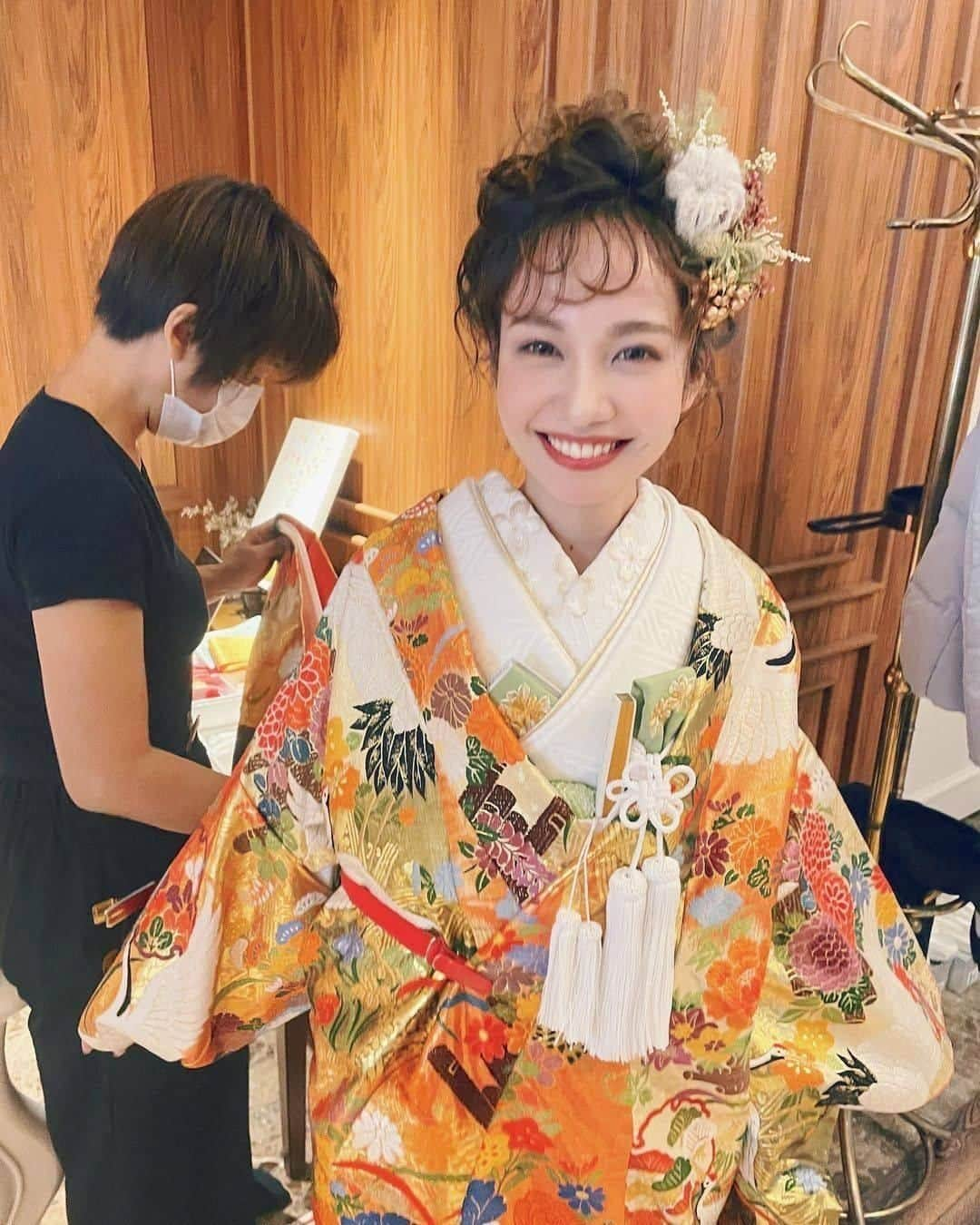 ラヴィ•ファクトリーさんのインスタグラム写真 - (ラヴィ•ファクトリーInstagram)「. 【写真で叶える結婚式】 . こちらのお写真は @rinamaru.18 さんから リグラムさせていただきました✨ 素敵なお写真をありがとうございます！ . 鮮やかな色打掛に、 笑顔溢れる表情がとっても素敵です。 @laviefactoryでは、 豊富な和装も取り揃えておりますので あなたらしいコーディネートを お楽しみいただけますよ＊ —————— @laviefactoryをフォローして #laviefactory #ラヴィファクトリー のハッシュタグをつけて お写真を投稿してみてくださいね✳︎ . こちらの公式IG（@laviefactory） で取り上げさせていただきます✨ #wedding#weddingphotography #ラヴィファクトリー #laviefactory #photo #生きる写真 #ハートのある写真 #instawedding #結婚写真 #ウェディング #ウェディングフォト #撮影指示書 #ロケーションフォト #前撮り #プレ花嫁 #結婚準備 #写真好きな人と繋がりたい #フォトウェディング #卒花 #前撮り #後撮り #ウェディングニュース #プラコレ #色打掛 #和婚 #和装コーディネート #和婚 #和装ヘア」2月21日 17時15分 - laviefactory