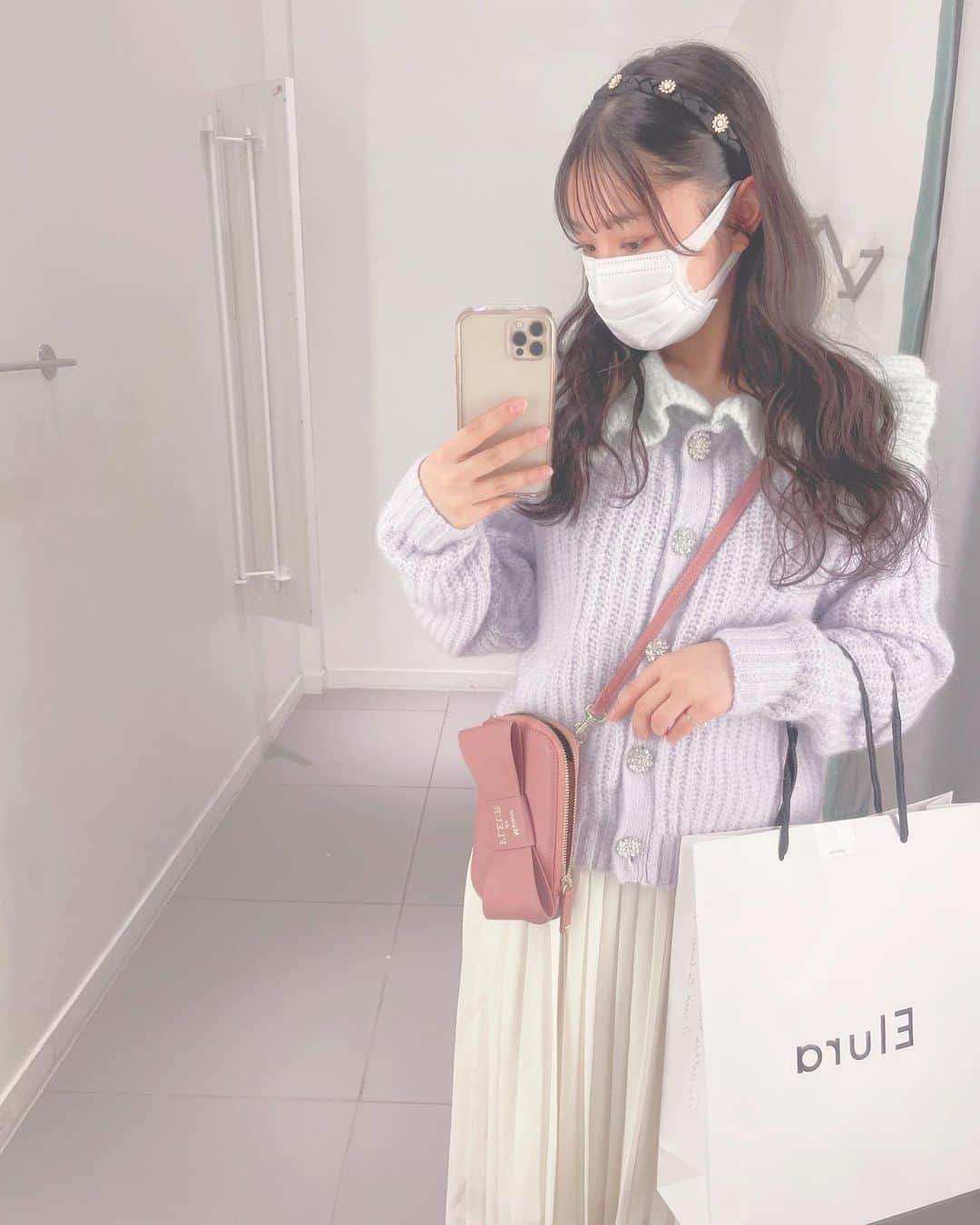 藤園麗のインスタグラム：「ふわふわな日💗💭 最近はロングスカート、ニットとか楽な格好がすきです🤤 服装に合わせてキラキラピンクメイク🎀💄 あ！バック開いてる！🙄 . . . #ニットコーデ #ふわふわ系女子 #フレンチガーリー #ガーリーコーデ #ロングスカート#ウェーブ巻き #カチューシャ #ピンクメイク #ootd #todayscode #藤園麗」