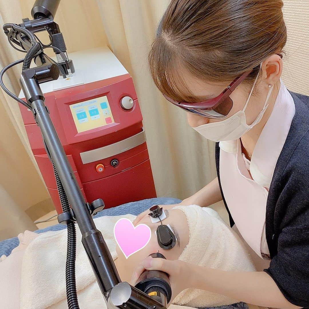 日菜あこさんのインスタグラム写真 - (日菜あこInstagram)「肌が生まれ変わるで有名な🏥 @shinjukubeautyclinicでルビートーニングレーザーをしてきました💕☺️  肝斑・炎症後の色素沈着などタイプの違うシミが混在する肌に有効なレーザー治療で、照射後の治療箇所が瘡蓋になるようなダウンタイムがないから 安心して受けらる😘  レーザー治療後にトラネキサム酸と高濃度ビタミンＣのＷイオン導入をセットにしたプランで美肌への効果を強化してもらえて、肌が生まれ変わったよ😉💓  気にしてたシミも薄くなったし何より肌がきめ細かくなったのにダウンタイムがないのが本当に良き😍❣️  気になる方は日葉あこのインスタみたで、同じメニューがキャンペーン価格9,800円でスムーズに予約が出来るので行ってみてね🤗✨  #新宿ビューティークリニック #新宿美容 #肝斑 #レーザー治療 #肌質改善 #色素沈着 #美白 #美肌 #pr #トリドリベース」2月21日 17時16分 - hinaako_official