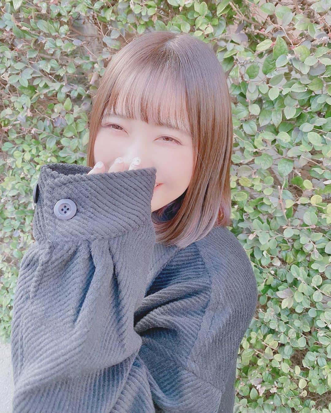 江﨑葵のインスタグラム：「. . . 髪色もバッチリで毛先も揃って前髪もいい感じになって 最高にサラサラになりました！！！ . . ワンマン頑張れるぞ〜！！！ . . いつもありがとうございます🙏💓 . . アウターは( @althaearosea_official )の新作です！ . . #jpn #photo #ootd #instagood #f4f #l4l #followme #일본인 #얼짱 #소통해요 #팔로우 #虹色の飛行少女 #アイドル #youtuber #ショートヘア #ショートカット #ショートボブ #ボブ」