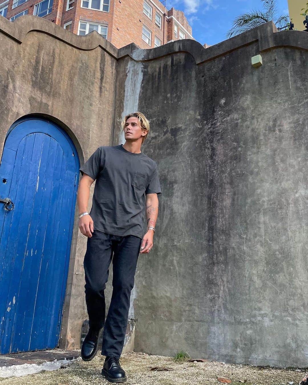 COTTON ONのインスタグラム：「@tomckeown 👖🖤 @cottononmen #TapToShop #DOITINDENIM #MyCottonOn」