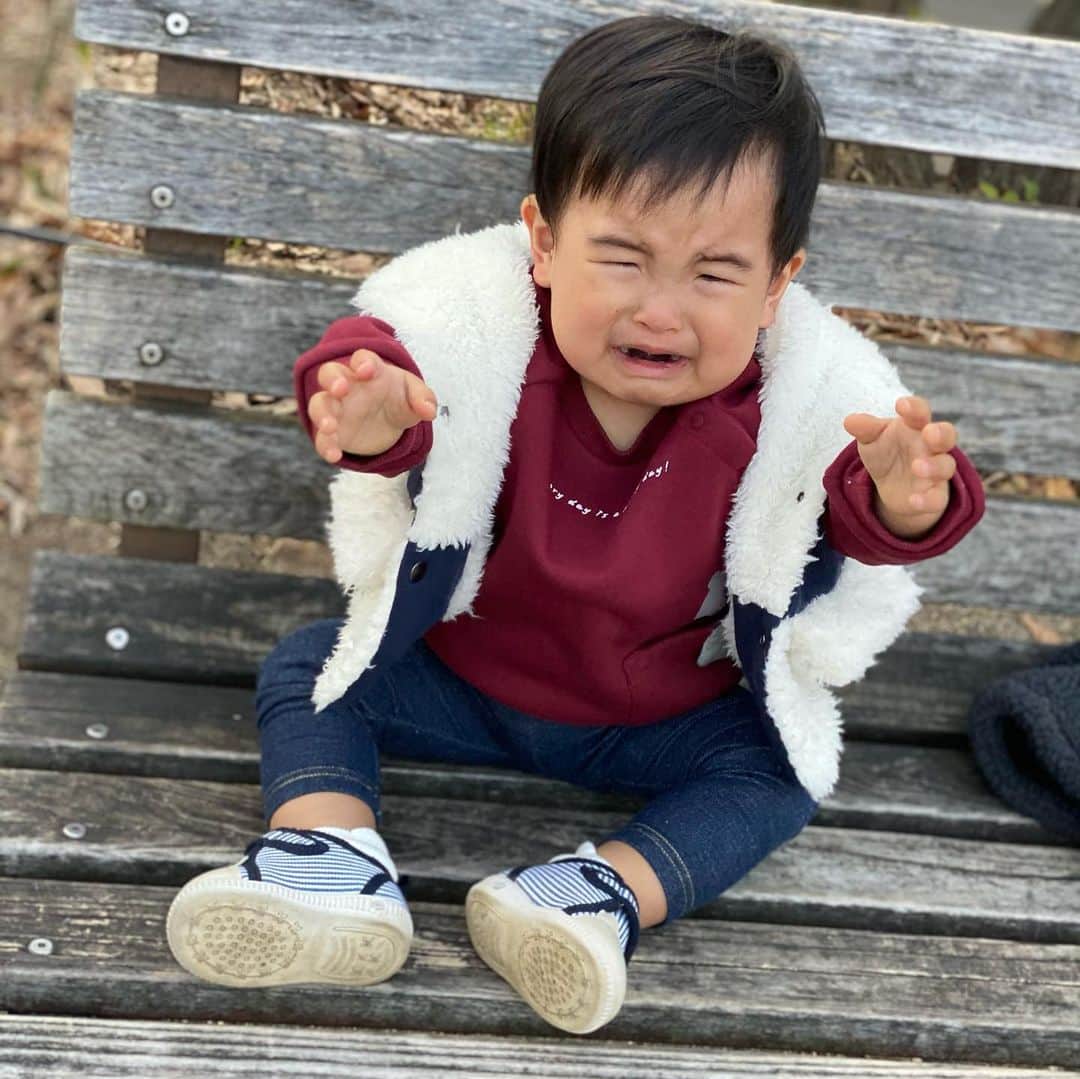 伊藤春香さんのインスタグラム写真 - (伊藤春香Instagram)「たまにある、﻿ おろすだけで泣く、 「抱っこ抱っこ」の一日。﻿ ﻿ #抱っこさん #公園」2月21日 17時30分 - ha_chu