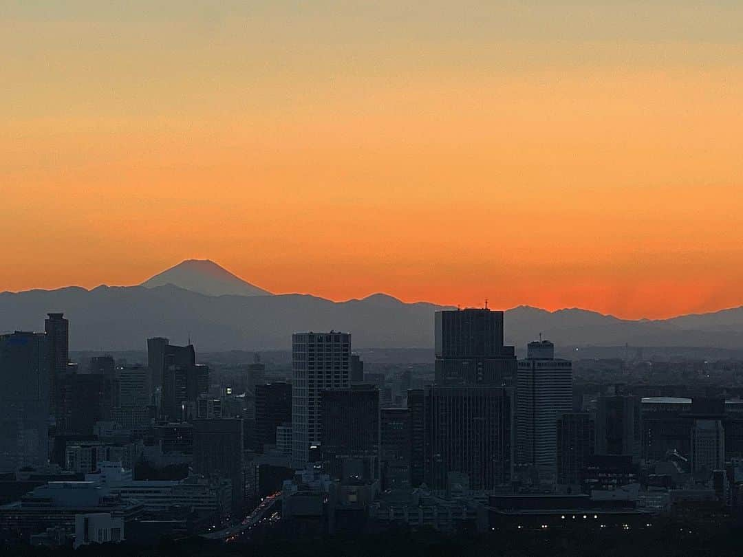 メロディー洋子のインスタグラム：「Magic City 💎🗻✨」