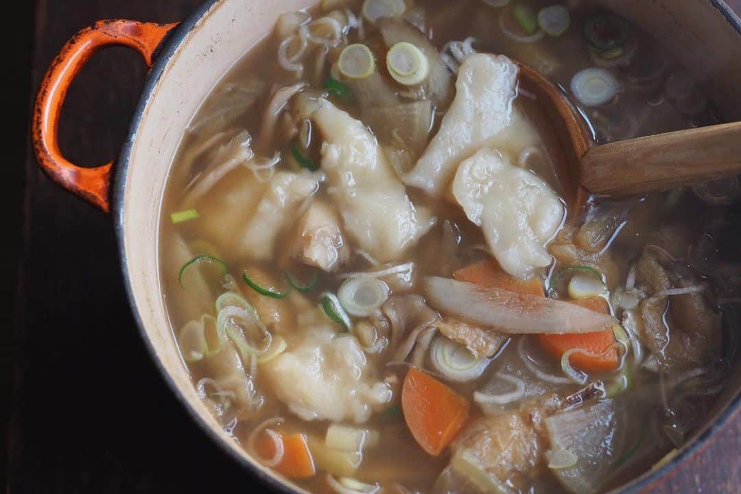 Rocoのインスタグラム：「02.21 晩ごはんはすいとん。 朝に　@tama.tamaben さんの投稿見て無性にすいとんが食べたくなり。 おやつ焼いてる間にすいとん生地仕込み、ありもの野菜など入れて。すいとんはばあちゃんが何度も作ってくれてたもの。久しぶりに作り、なんだか懐かしくてウルウルしてしまった(最近ほんとに涙もろくヤバイw)  #rocoごはん#すいとん#ひっつみ#岩手#晩ごはん」