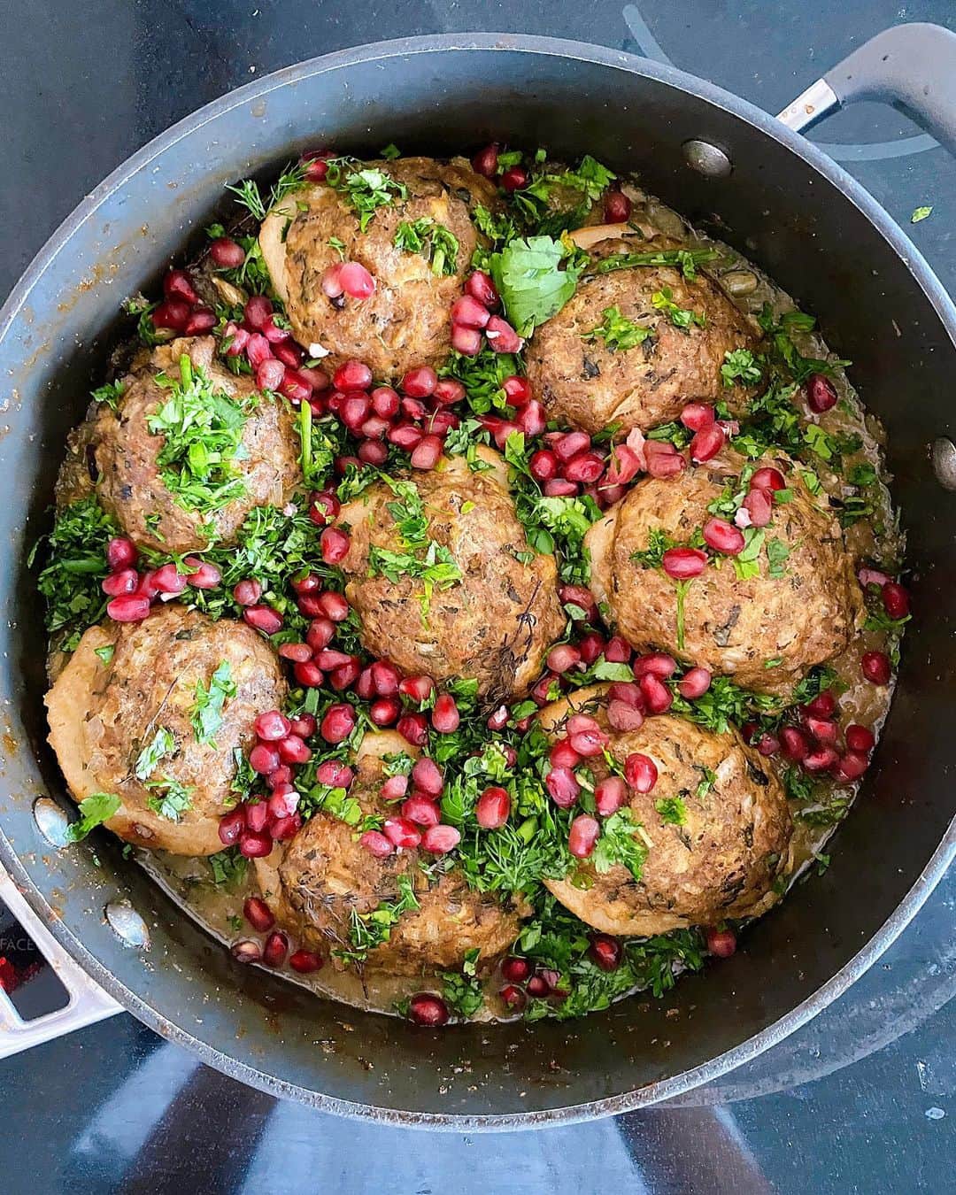 ケリーのインスタグラム：「@ottolenghiレシピ本から作った 中東系のお料理を作ってみました❣️ ・ プラントベースの肉に変えて、フレッシュなハーブや、 いろいろスパイスで味付けをして洋梨の中に 詰めて煮込んだお料理です☺️ ・ @ottolenghi のお料理を作って2回目！ レシピがどれも美味しすぎて、感動です🥺 すっかりファンになりました😍 ・ This is my second time cooking @ottolenghi recipe!! ・ Wow!!!im so impressed how tasty,flavorful  and delicious is he’s recipes😍!!! ・ I substituted the meat to plant based meat  and turned it into vegan version 🌱 ・ The Plant based meat tasted so good with all  the fresh herbs,spices,stuffed pears  and slow cooked!!! I became a big fan @ottolenghi 😍 ・ #foodie#ottolenghi」