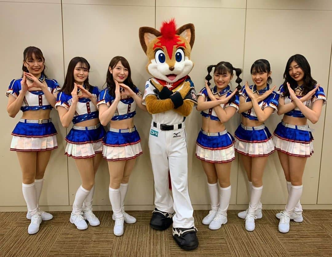 北海道日本ハムファイターズ フレップさんのインスタグラム写真 - (北海道日本ハムファイターズ フレップInstagram)「. こんにちは🦊 今日はファイターズガールのみんなと「ほっかいどう大運動会DX」のバーチャルステージに参加してきたよ！ スタジオや視聴者の皆さんの背景が札幌ドームになったり、大倉山のジャンプ台になったり、まさにバーチャルになステージで、ダンスやラジオ体操で気持ちよく身体を動かしてきました✨←ファイターズガールや芸人のダイノジさんは大縄跳びも頑張ってた！！ アクロバットは今年初披露だったけど、オフのトレーニングの成果は出せたかな😁  そして！！！ 出演の合間に、あのスキージャンプの葛西紀明選手にお会いできました🎿😳 ちょっとの時間だったけど、「今年もファイターズ応援してるよ！」って言ってくれて大感激😭✨ レジェンドの応援があればファイターズも百人力だね！！ オレも、葛西さんがこれからも世界の舞台で、北海道と日の丸を背に飛び続けるのをずっと応援しています🌟  #ほっかいどう大運動会DX #スポーツのちからで北海道を元気に  #葛西さんは稲葉SCOと同い年 #凄すぎる！ #lovefighters #01karat #100baseball #フレップ #FIGHTERSGIRL #ダイノジ #葛西紀明」2月21日 17時36分 - frep_the_fox