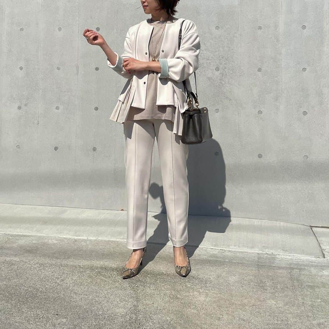 のインスタグラム：「・ ずっきゅーんなセットアップ♥︎ 入学式とか七五三とかに全力でおすすめしたい✨ もちろん5枚目のコーデみたいにカジュアルに落とし込むのもアリ‼︎ ・ ・ set up: @eimee_law_official bag: #fendi shoes: #pellico ・ ・ #fashion##coordinate#ootd#outfitoftheday#outfit#locari#mineby3ootd#eimeelaw#153cm#セットアップコーデ#セレモニーコーデ#オケージョン#エイミーロウ#ママコーデ#おちびコーデ」