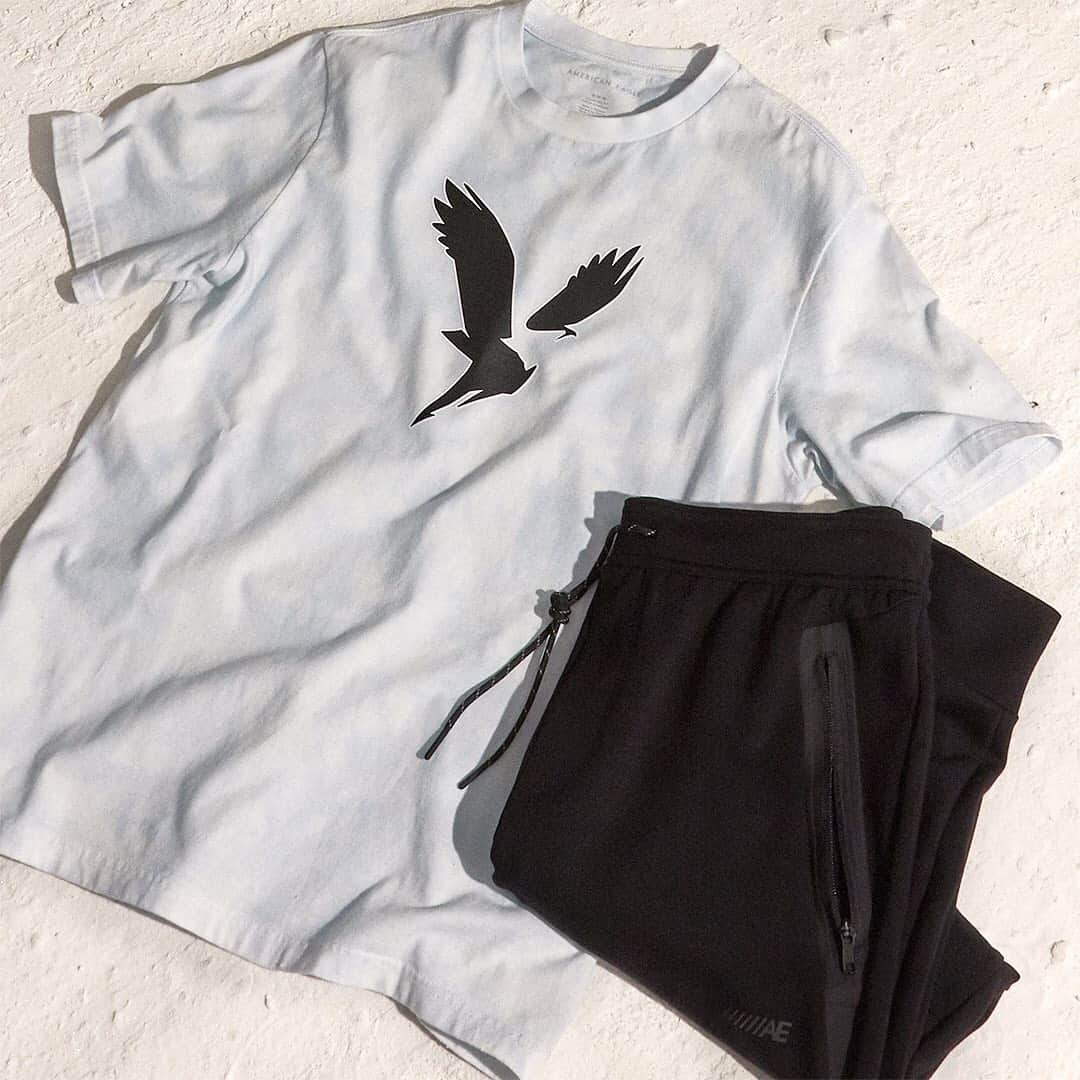 アメリカンイーグルのインスタグラム：「ジョガー＆Tシャツでスポーティスタイル気分？！   ロゴTシャツ：https：//bit.ly/3jSMSeE ジョガー：https：//bit.ly/3sb8VjR   公式オンラインストアをチェック⇒ www.aeo.jp 公式LINEをフォローしてスペシャルオファーなど様々な情報をゲットしましょう！☺   #AExME #AEJeans #AE #americaneaglejp #アメリカンイーグル」