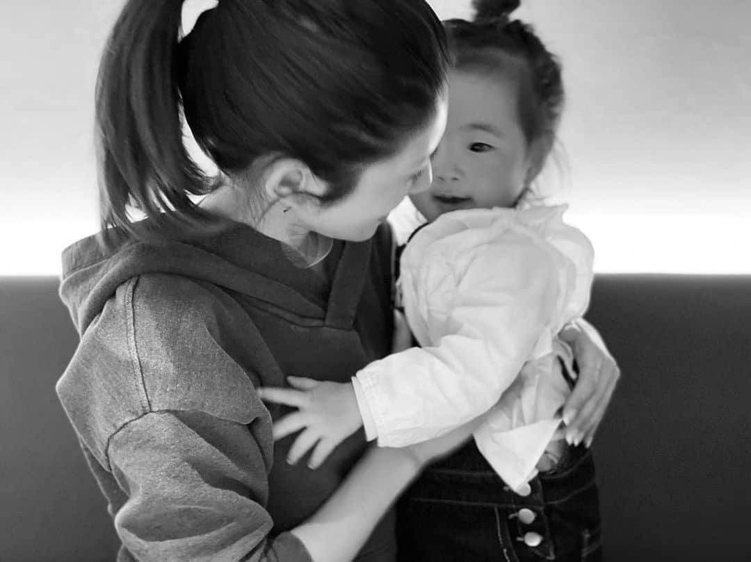 柳めぐみのインスタグラム：「. . 出来る事がどんどん増えて、嫌なことがあると顔くちゃくちゃんにして大粒の涙を流して、美味しい物食べるともっとちょうだいとちゃんとおねだり。 感情表現が心のままで可愛いなぁ🥺❤️ まだまだ赤ちゃんでいて欲しいのに、一緒に美味しいスイーツ食べながら恋バナしたりするそんな日も待ち遠しい。 生まれたあの瞬間を今でも鮮明に思い出せるのに、あっという間に大きくなっちゃうな。 とにかく健康でいてくれたら、笑っててくれたら、それだけで幸せ。 ん？ 母？ . #可愛い子ちゃん #元気いっぱい #もう2歳だなんて #おばちゃんずっと味方だよ #おばちゃんとは呼ばせないけどね」