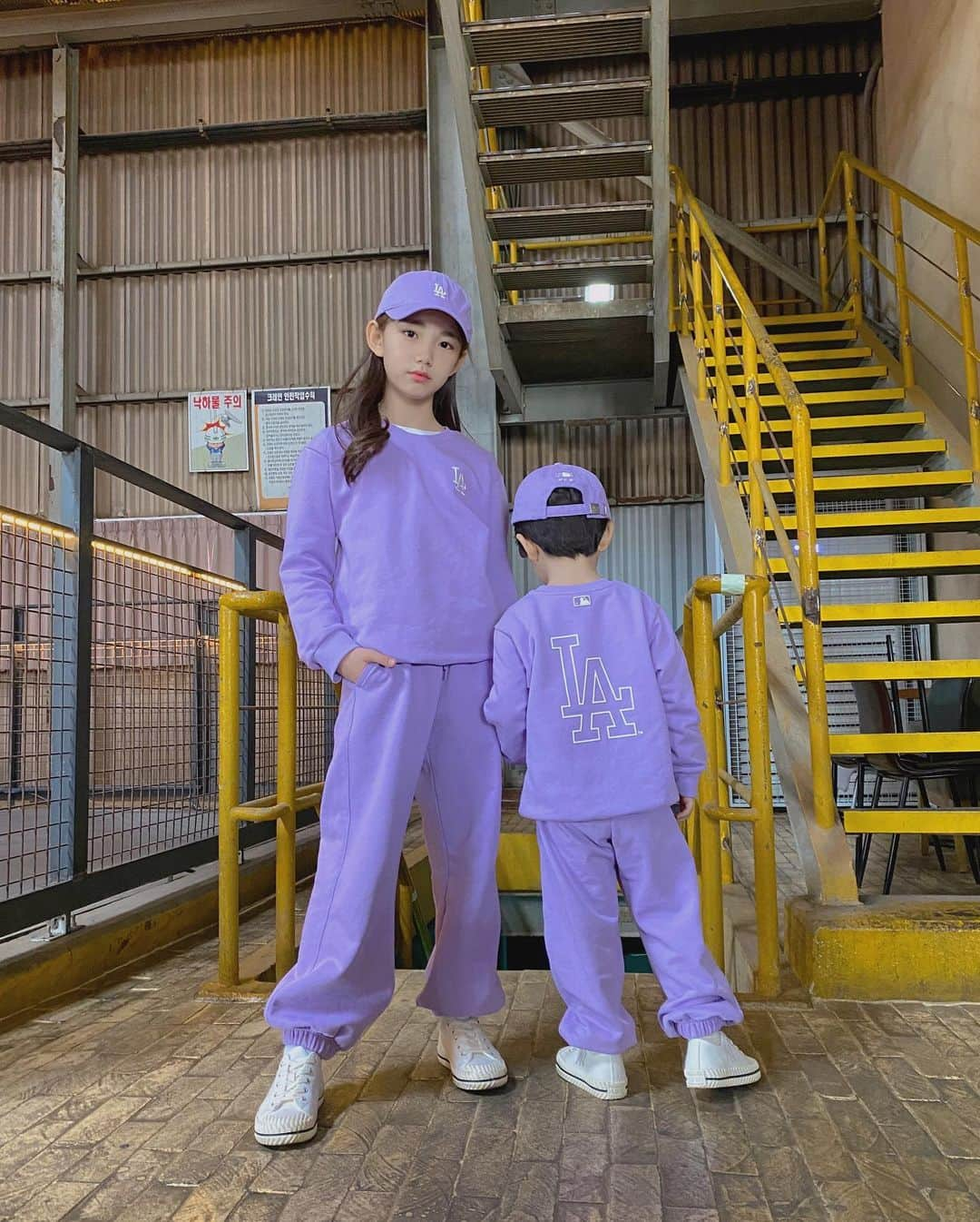 ウンチェさんのインスタグラム写真 - (ウンチェInstagram)「#협찬   은채X뜽유 #남매룩 💜  @mlbkids_kr  #MLBKIDS #SUPERFANKIDS  #MLB키즈맨투맨 #MLB키즈트레이닝복  #원마일웨어 #키즈맨투맨 #키즈트레이닝복  #키즈운동화 #MLB키즈모자 #키즈패션」2月21日 17時44分 - __leehye