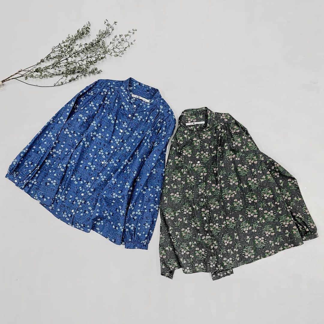 chambre de charmeさんのインスタグラム写真 - (chambre de charmeInstagram)「. . chambre de charme spring collection 2021  . . ー　春の訪れ　ー  「 寒かった冬が終わり、少女はある日 野原や森に今年も咲き始めた花々を見つけて いつ花摘みに出かけようかと 春の訪れを楽しみにしている... 」  そんな様子をイメージして柄を作りました  春の野の花 : 黄水仙、忘れな草、セイヨウサクラソウ　 . . ●野の花プリントブラウス● ギャザーのたっぷり入ったブラウスは パンツとの合わせが1番おすすめです  同じシリーズのスカートと合わせてワンピース風にも...❊  @chambre_de_charme_shopでは﻿ こちらのアイテムを使ったコーディネートを﻿ ご紹介しておりますので気になった方は ぜひそちらもご覧ください𖡼 ﻿  next...  #chambredecharme﻿ #mallechambredecharme ﻿ #2021spring  #ambidex #野の花　#ブラウス　#blouse」2月21日 17時50分 - malle_cdc_official