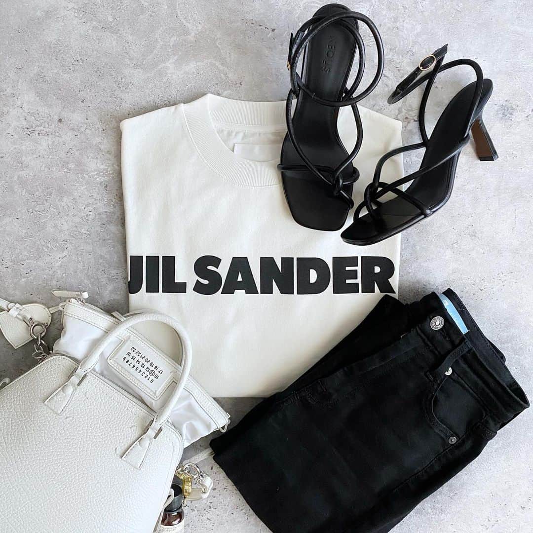 *✭ᏋണᎥ✭*のインスタグラム：「ㅤㅤㅤㅤㅤㅤㅤㅤ ㅤㅤㅤㅤㅤㅤㅤㅤ @jilsander ㅤㅤㅤㅤㅤㅤㅤㅤ ㅤㅤㅤㅤㅤㅤㅤㅤ 今年は色んなロゴTee着たい☺︎ ㅤㅤㅤㅤㅤㅤㅤㅤ 二の腕すっぽり入るデザインすき♡ Sサイズにしましたー😋 ㅤㅤㅤㅤㅤㅤㅤㅤ ㅤㅤㅤㅤㅤㅤㅤㅤ #jilsander #tee#tshirt #ジルサンダー#ロゴT#ロゴTシャツ#置き画コーデ#購入品記録 #白t#166cmコーデ #neous#マルジェラ#partegram#locari#シンプルコーデ#大人コーデ」