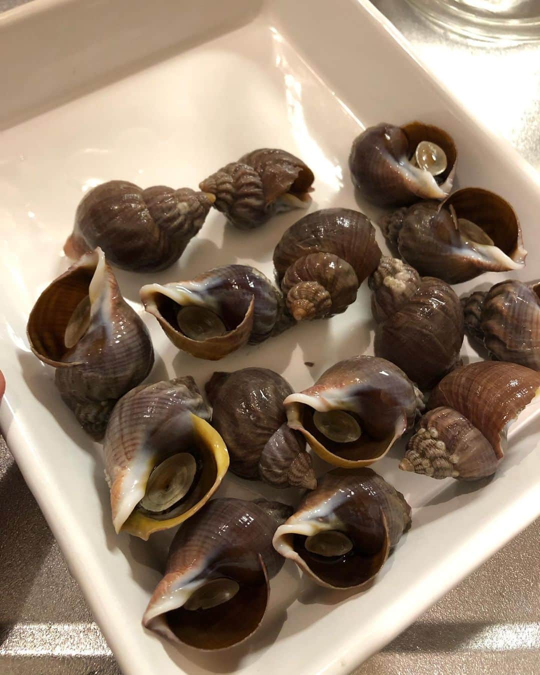 Akihiro Yoshidaさんのインスタグラム写真 - (Akihiro YoshidaInstagram)「豆乳たらこパスタ🍝と洋風おかずの旦那めし  スーパー行かずだったので冷蔵庫にあるものといただきもので晩ご飯🍽 ちょっと前にスーパーで買った格安切れ子に、 新鮮な貝類をいただいたので海鮮系の洋風ご飯  たらこは量が多くて重たくなりそうだったので、豆乳でさっぱり目に。  大きな#タイラギ の貝柱は生がちょっと食べられない妻のためにソテーに。  #つぶ貝 🐚はいったんボイルして中身を取り出してガーリック🧄で！  つぶ貝、タイラギと家で調理するのは初めてでした。初食材を調理するのは楽しいですね🔪脳内刺激される感じ  ・豆乳たらこパスタ ・タイラギのバターソテー ・磯つぶ貝のガーリック炒め  #豊洲の極 ( @toyosu_no_kiwami )さんのタイラギと磯つぶ貝を使って晩ご飯 豊洲の極さんの食材は一般には流通しない高級割烹などのお店向けの食材を扱っており、仲卸さんの目利きがされた極上食材なんです。美味しい🤤  ■レシピ スパゲティー200g 茹でる用の水と塩 >豆乳たらこソース 豆乳…200ml バター…10g しょうゆ…小1/2 タラコ…60gぐらい 刻みのり…少々 青ネギ…少々  step1️⃣.たらこは切り目をいれてほぐしておく、 step2️⃣.フライパンにバターを溶かして豆乳をいれて1分ぐらい弱火で煮詰める火を止める。たらこと醤油を混ぜ合わせる step3️⃣.茹でたパスタをフライパンにいれてからませて出来上がり  #akihiroy#たらこパスタ #たらこ#たらこスパゲティ #たらこクリームパスタ #タイラギ #タイラギ貝 #たいらぎ#たいらぎ貝 #つぶ貝#バイ貝#磯つぶ貝」2月21日 17時51分 - akihiroy