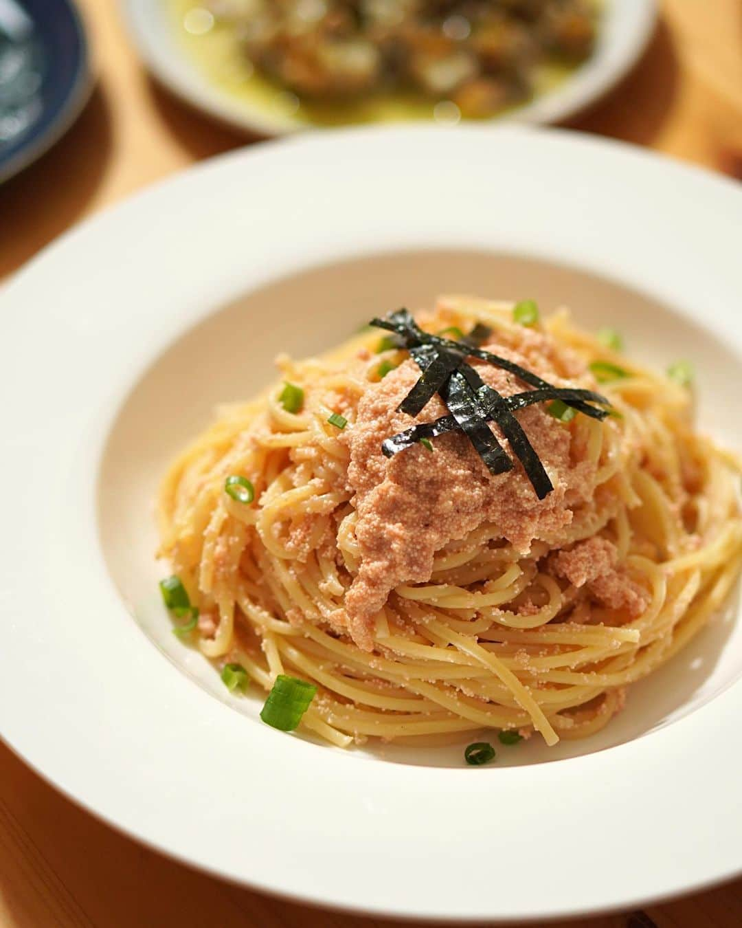 Akihiro Yoshidaのインスタグラム：「豆乳たらこパスタ🍝と洋風おかずの旦那めし  スーパー行かずだったので冷蔵庫にあるものといただきもので晩ご飯🍽 ちょっと前にスーパーで買った格安切れ子に、 新鮮な貝類をいただいたので海鮮系の洋風ご飯  たらこは量が多くて重たくなりそうだったので、豆乳でさっぱり目に。  大きな#タイラギ の貝柱は生がちょっと食べられない妻のためにソテーに。  #つぶ貝 🐚はいったんボイルして中身を取り出してガーリック🧄で！  つぶ貝、タイラギと家で調理するのは初めてでした。初食材を調理するのは楽しいですね🔪脳内刺激される感じ  ・豆乳たらこパスタ ・タイラギのバターソテー ・磯つぶ貝のガーリック炒め  #豊洲の極 ( @toyosu_no_kiwami )さんのタイラギと磯つぶ貝を使って晩ご飯 豊洲の極さんの食材は一般には流通しない高級割烹などのお店向けの食材を扱っており、仲卸さんの目利きがされた極上食材なんです。美味しい🤤  ■レシピ スパゲティー200g 茹でる用の水と塩 >豆乳たらこソース 豆乳…200ml バター…10g しょうゆ…小1/2 タラコ…60gぐらい 刻みのり…少々 青ネギ…少々  step1️⃣.たらこは切り目をいれてほぐしておく、 step2️⃣.フライパンにバターを溶かして豆乳をいれて1分ぐらい弱火で煮詰める火を止める。たらこと醤油を混ぜ合わせる step3️⃣.茹でたパスタをフライパンにいれてからませて出来上がり  #akihiroy#たらこパスタ #たらこ#たらこスパゲティ #たらこクリームパスタ #タイラギ #タイラギ貝 #たいらぎ#たいらぎ貝 #つぶ貝#バイ貝#磯つぶ貝」