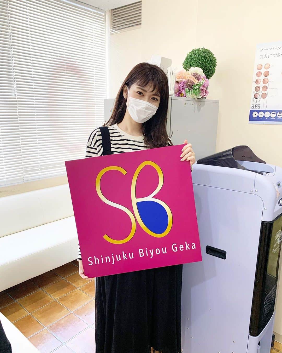 吉田奈央のインスタグラム：「美活〜🍋  ＊  先日、新宿美容外科クリニックの新宿院で医療脱毛の体験をしてきました！  医療？ エステ脱毛じゃなくて医療だよね？ 絶対痛いやつ…と嘆いていたのですが もう全っ然痛くなくてびっくりです😳  たまに、くすぐったい感じはあったけど 痛さという部分ていったら本当に感じなかったのよ。  あとは丁寧だけどスピーディーにやってくれるので脱毛＝長い時間。という部分も覆されたかな！  そして…施術後はもうお肌がスベスベしてて手触りめちゃ最高でした←🤭  夏の7月まであと半年きった。 脱毛するなら今時期的にもおすすめ👀  @shincli.shinjyuku   #新宿美容外科クリニック#脱毛#医療脱毛#レーザー脱毛#pr#美肌#美肌ケア#美容#美活#肌活#全身脱毛#アラサー美容#美容好きな人と繋がりたい」
