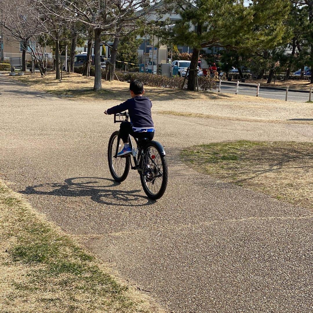 芝本裕子さんのインスタグラム写真 - (芝本裕子Instagram)「今週末は、ポカポカ陽気☀️ 公園日和だったので、同級生のお友達といつもの公園へ💨 キックボードや自転車持ち寄って遊んだり、最後は風船で大爆笑する2年男子。まだまだ可愛い😍 それにしても、今日の公園は満員御礼というより、人多すぎた😂駐車場も常に満車‼️これから季節良くなるから、ますます混みそう〜公園リサーチもいろいろして穴場探さなきゃだな〜  そんなこんなの穏やかな日曜日。 私は、帰宅後花粉症が酷くて、お風呂入っても顔も痒いし、鼻もムズムズ…薬飲まなきゃだ😅  花粉症シーズン到来。 皆さまもお気をつけて…  #公園日和 #sunday #weekend #日曜日 #日曜日の過ごし方 #小学生男子 #shiba_u」2月21日 17時52分 - yukoshibamoto