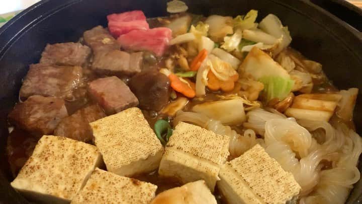 忍成修吾のインスタグラム：「一人牛鍋🍲 のこりは次の日、丼になりました。味噌すき焼きにハマり中。」