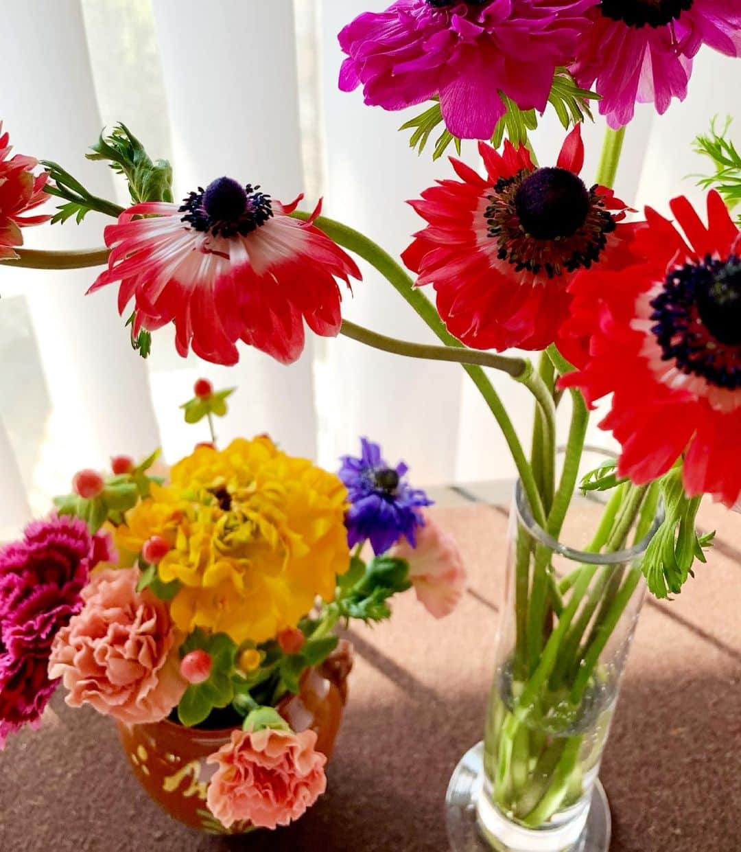 いかりさとみのインスタグラム：「オープンして4日目  と言う花屋さんで買ってきた花。  形を整えるのに  何回もいれたり、向きかえたり  ずっといじってた　^_^  素焼きの花瓶にダリアとカーネーション。  グラスの方はアネモネ。  #花 #アネモネ #ダリア #カーネーション #flowerarrangement #flower」
