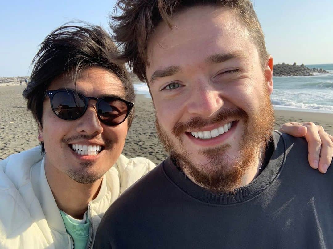 萩原章太のインスタグラム：「仕事の下見と打ち合わせ☀️ いつも一緒にいるのに写真とってない事に気づいた今日w という事でベイビーちゃんと✌🏽 風向きは見てのとおりよ🤣 #バチェロレッテ #beach#sea」