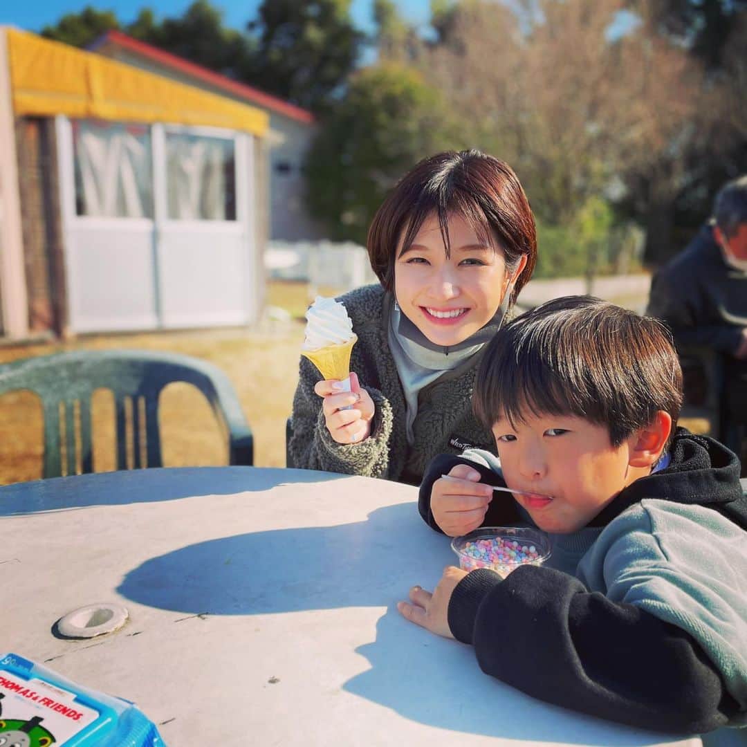 小西ゆりなのインスタグラム：「春ですか😳⁈ってくらいの暖かさ☀️ こんな日はアイスが美味しゅうございます✨ #暖かい #週末 #家族時間 #公園 #ソフトクリーム #親子 #男の子ママ #4歳」