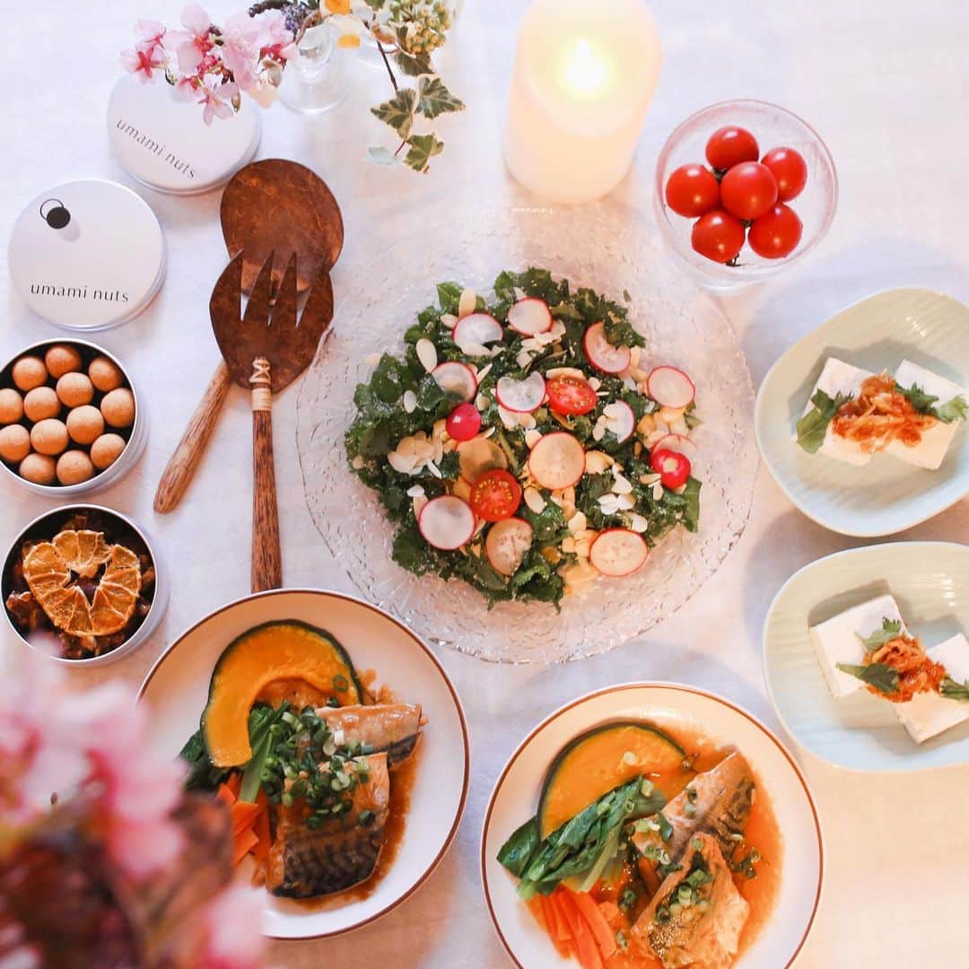 amiのインスタグラム：「．  Table coordination  おうちごはん😊💕  ✳︎小葱香る鯖のみぞれ煮 ✳︎葱鰹醤油のさっぱり豆腐 ✳︎豆菓子屋さんのお菓子  kitoisixを使って作りました❤️  スイーツは豆菓子屋　@umaminuts さんの だよ〜‼️ ポルチーニマカダミアナッツと 不知火みかんと黒糖ナッツショコラ🍊  ほぼ息子に食べられちゃったけど 美味しすぎて大好きなんです♡  ．  家族でのんびり happyなごはんタイムでした🍷  ． #豆菓子 #ナッツ #丸の内ギフト #手土産 #プチギフト #おもたせ #お取り寄せ #お取り寄せスイーツ #とりよせ #プレミアム豆菓子 #おうちカフェ #オイシックス#キットオイシックスプレミアムモニター」