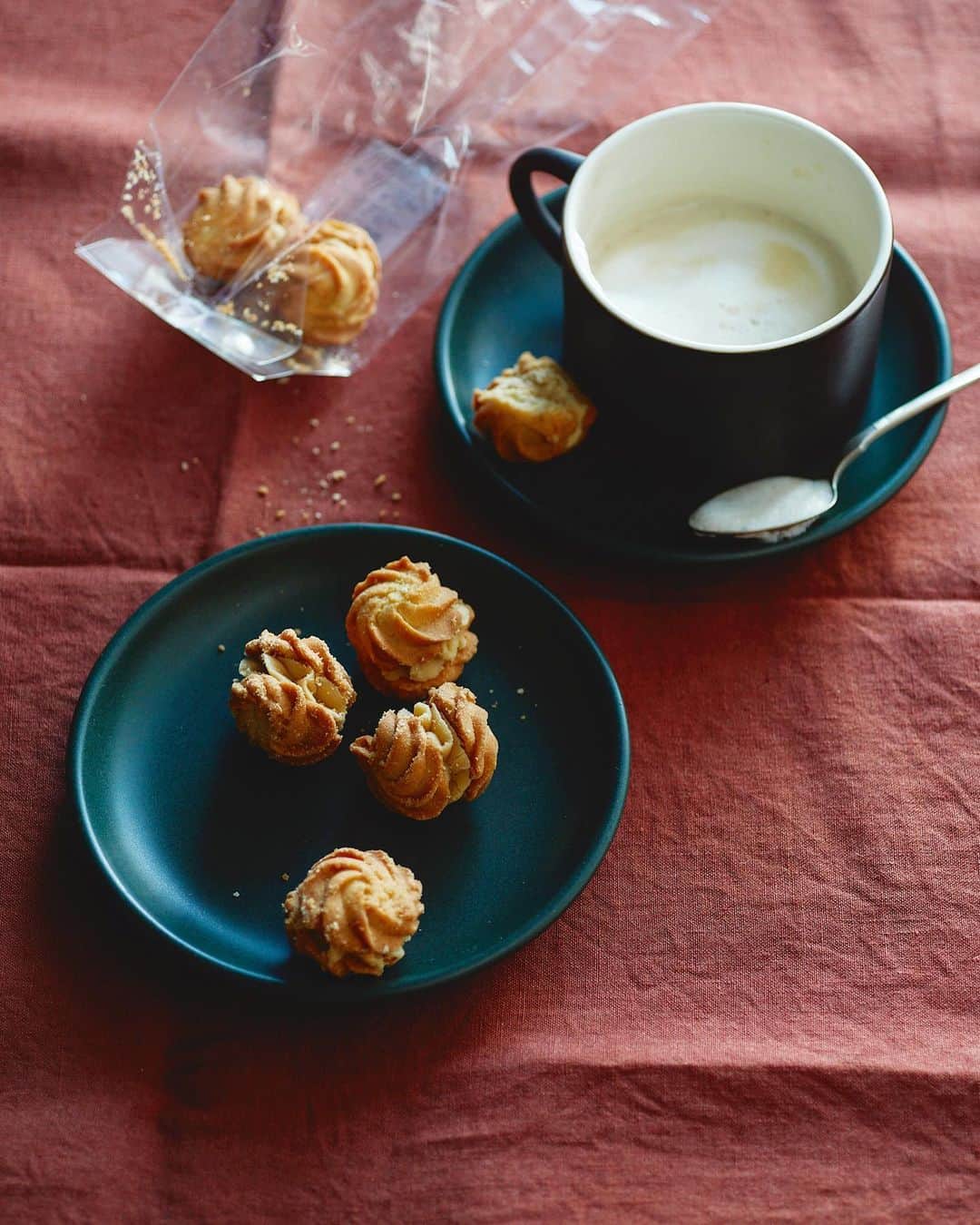 Hanako公式さんのインスタグラム写真 - (Hanako公式Instagram)「ころんとした形があいらしい、小ぶりのバタークッキー🐩🍪  〈Sunday Bake Shop〉のコーヒーサンドイッチクッキー／幡ヶ谷 朝早くから焼きたてのケーキを求めてファンが集う焼き菓子店からは、レジ横の棚に並ぶ丸いクッキーがノミネート。「小粒なのに、口の中いっぱいに広がるバニラの香りがたまらない。サンドしてあるコーヒークリームもおいしくて、いつもあっという間になくなります」。お店は週に3日間だけの営業だけど、都合をつけてでも行く価値あり。  〈Sunday Bake Shop〉 ■「コーヒーサンドイッチクッキー」530円 ■東京都渋谷区本町6-35-3 ■7：30（日9：00）～19：00 ■月火木土休  Contributor 渡辺紀子／フードジャーナリスト  【Hanak1193_ときめく！スイーツ大賞2021】﻿ #Hanako #Hanako_magazine #カフェ巡り #スイーツ部 #喫茶店 #プリン好き #チーズケーキ #パフェ #アイス部 #チョコ好き #パン好き #バターサンド #コンビニスイーツ #クッキー缶 #コーヒーサンドイッチクッキー #SundayBakeShop #幡ヶ谷カフェ」2月21日 17時57分 - hanako_magazine