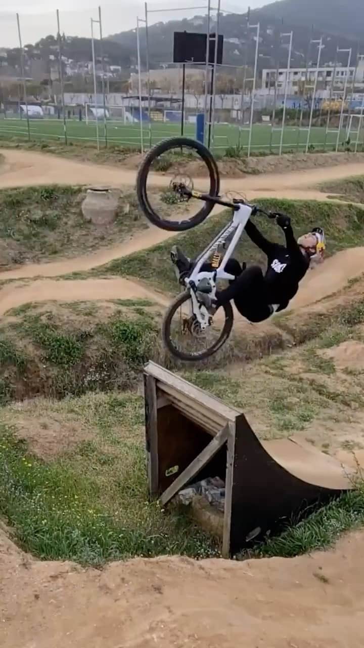 レッドブルのインスタグラム：「and that's on control🤙 w/ @wibmerfabio  #redbull #givesyouwiiings #bike #bikelife #MTB #biketricks」