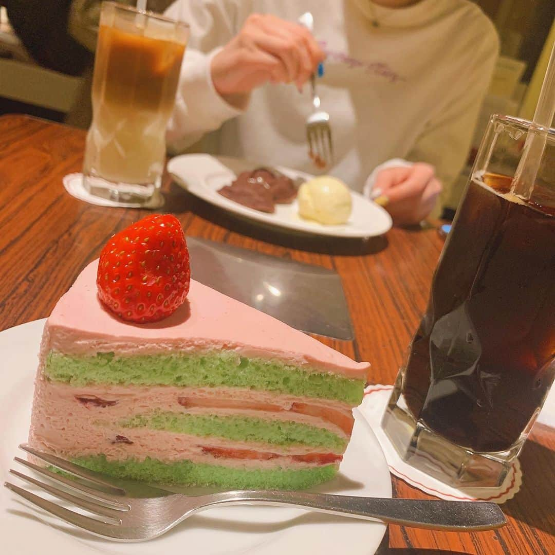 吉岡久美子さんのインスタグラム写真 - (吉岡久美子Instagram)「かわいいケーキ🍰💗💚 、 、 インスタみてたら私毎日 甘いもん食べてるみたいやなあ🥺 、 ちがうわ…毎日ちゃんと 食べてるんやわ🥺笑 、 コーヒーも毎日飲まないとだめ🙅🏻‍♀️ 、 、 #つぼみ大革命 #つぼみ #吉本 #よしもと #アイドル #idol #大阪 #東京 #神戸 #ライブ #instagood #いいね #フォローミー #カフェ #カフェ巡り #カフェ好きな人と繋がりたい #カフェスタグラム #カフェ巡り好きな人と繋がりたい #カフェラテ #カフェ部 #カフェ活 #カフェ女子 #ケーキ #スイーツ #ピンクケーキ #ショートケーキ #Lotus #lotuscafe #ロータスカフェ」2月21日 18時00分 - kuunyaaan