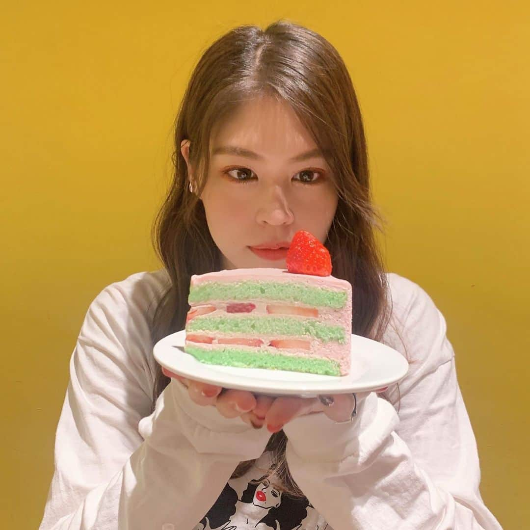 吉岡久美子さんのインスタグラム写真 - (吉岡久美子Instagram)「かわいいケーキ🍰💗💚 、 、 インスタみてたら私毎日 甘いもん食べてるみたいやなあ🥺 、 ちがうわ…毎日ちゃんと 食べてるんやわ🥺笑 、 コーヒーも毎日飲まないとだめ🙅🏻‍♀️ 、 、 #つぼみ大革命 #つぼみ #吉本 #よしもと #アイドル #idol #大阪 #東京 #神戸 #ライブ #instagood #いいね #フォローミー #カフェ #カフェ巡り #カフェ好きな人と繋がりたい #カフェスタグラム #カフェ巡り好きな人と繋がりたい #カフェラテ #カフェ部 #カフェ活 #カフェ女子 #ケーキ #スイーツ #ピンクケーキ #ショートケーキ #Lotus #lotuscafe #ロータスカフェ」2月21日 18時00分 - kuunyaaan