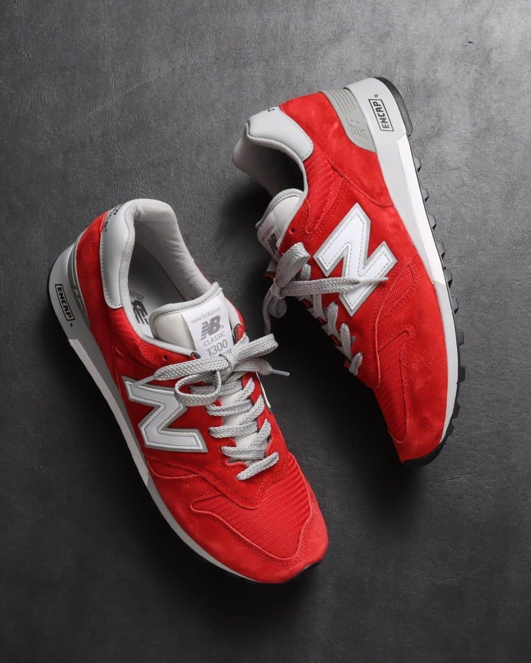アトモスさんのインスタグラム写真 - (アトモスInstagram)「. NOW ON SALE New Balance M1300CLR ニューバランス初の「1000」番代として1985年に登場して以来、その卓越した履き心地と完成されたデザインで時代を超えてタイムレスな人気を博している伝説のモデル「1300」。M1300CLはオリジナルである「M1300」から派生したクラシックモデル。ソール全体にENCAPソールを用いているM1300に対して、CLでは前方にC-CAPを取り入れ屈曲性を高めている。レッドのベースカラーにホワイトNロゴを配し、ピッグスキンスエード/メッシュアッパーで展開。 New Balanceならではの高級感はそのままに、遊び心を兼ね備えスタイリングのアクセントとして使用できる。 . Since its introduction in 1985 as New Balance's first "1000" generation, the legendary model "1300" has gained timeless popularity due to its outstanding comfort and perfected design. The M1300CL is a classic model derived from the original "M1300". In contrast to the M1300, which uses an ENCAP sole for the entire sole, the CL incorporates a C-CAP in the front to increase flexibility. The white N logo is placed on the red base color, and it is developed with pigskin suede / mesh upper. It can be used as a styling accent with a playfulness while maintaining the luxury of New Balance. . #atmos #newbalance #m1300clr #m1300 #nb #アトモス #ニューバランス」2月21日 18時00分 - atmos_japan