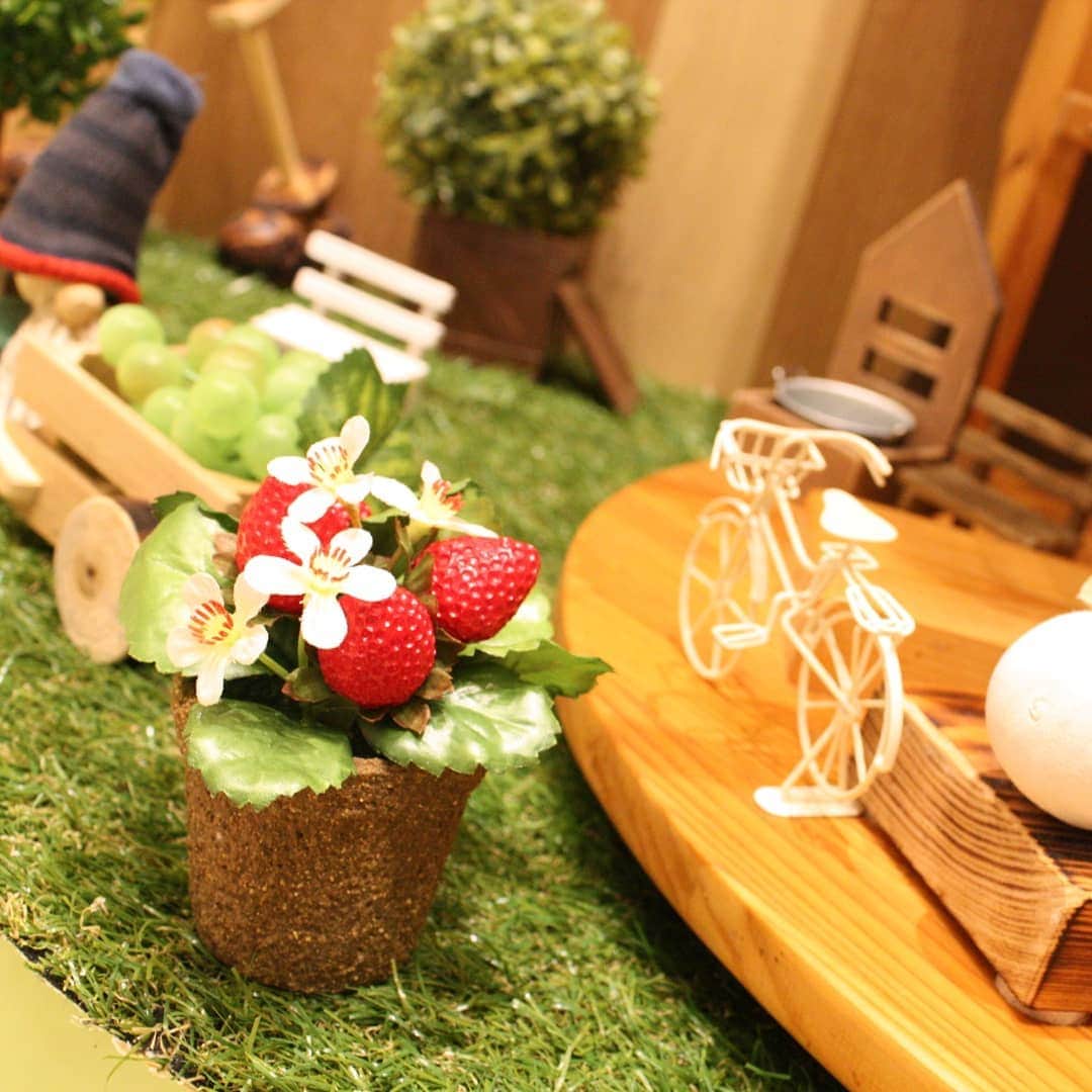 【公式】湯の杜 ホテル志戸平さんのインスタグラム写真 - (【公式】湯の杜 ホテル志戸平Instagram)「イチゴフェアに合わせてこっそりトムテのお庭もパワーアップ！！ とってもお庭感が可愛らしいです😆こちらのお庭はお越しいただいたら１度は目に入る場所にありますので探してみてはいかがでしょうか？🔍  #志戸平温泉 #ホテル志戸平 #ヒカリノモリ #トムテ #トムテの庭 #イチゴフェア #モリ感 #イチゴも添えて #花巻 #岩手 #花巻市助成金 #フォトスポット」2月21日 18時01分 - shidotaira