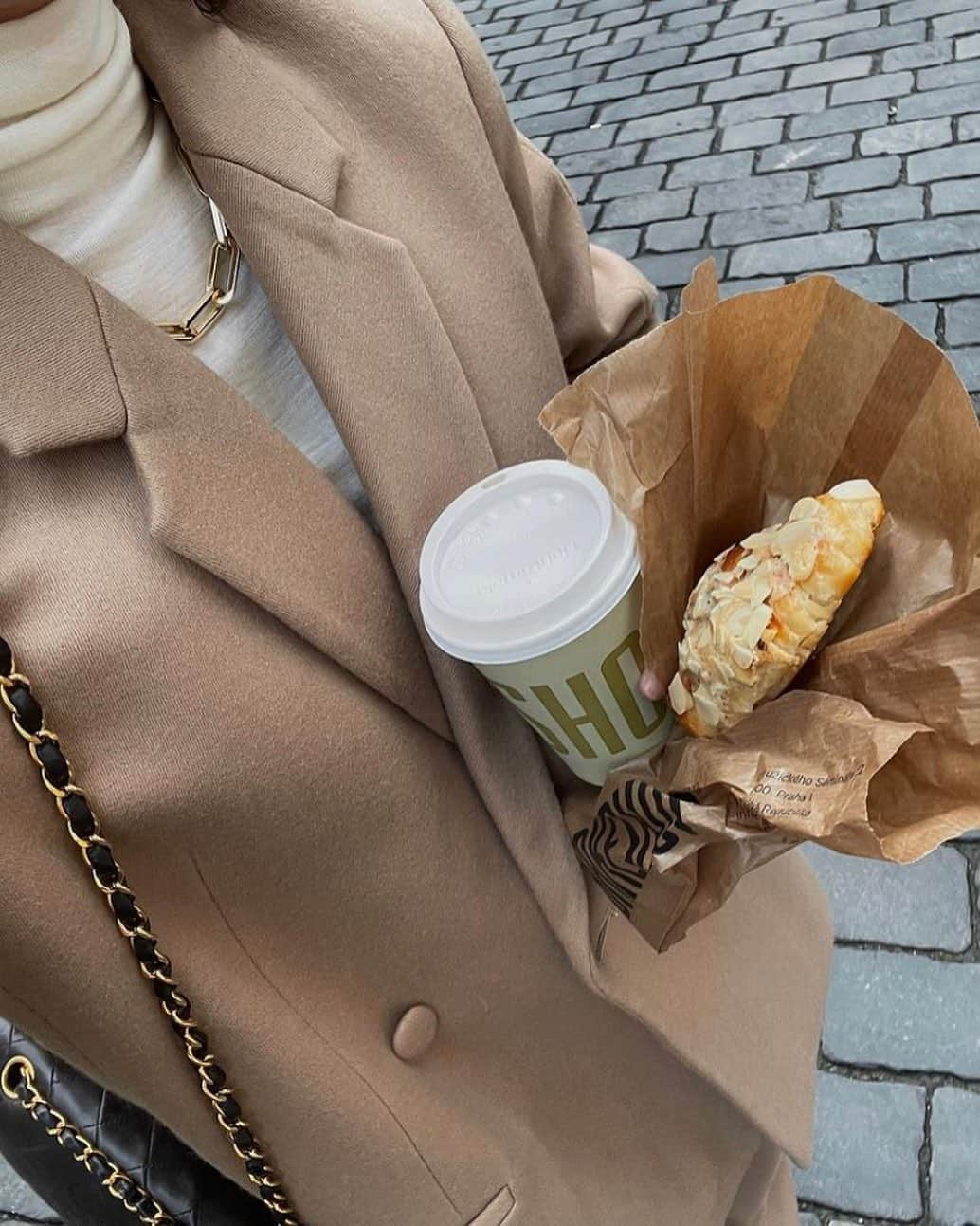 Blonde Saladさんのインスタグラム写真 - (Blonde SaladInstagram)「forever Sunday mood🥐 #theblondesalad #mood #breakfast pic by @peggy_loves」2月21日 18時12分 - theblondesalad