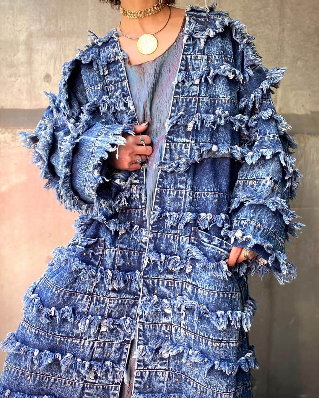 Chief used&vintageのインスタグラム：「“1980s Denim Fringe Overcoat “  ヴィンテージならではのチャーミングな表情がユニークなこちら。切りっぱなしデニムのフリンジがいきものの様でCuteです。 主役にしても良しはたまたどんなに強いアイテムと組み合わせても独特の個性を放ってくれる頼もしい一着。  オンラインストアにも掲載しております。」