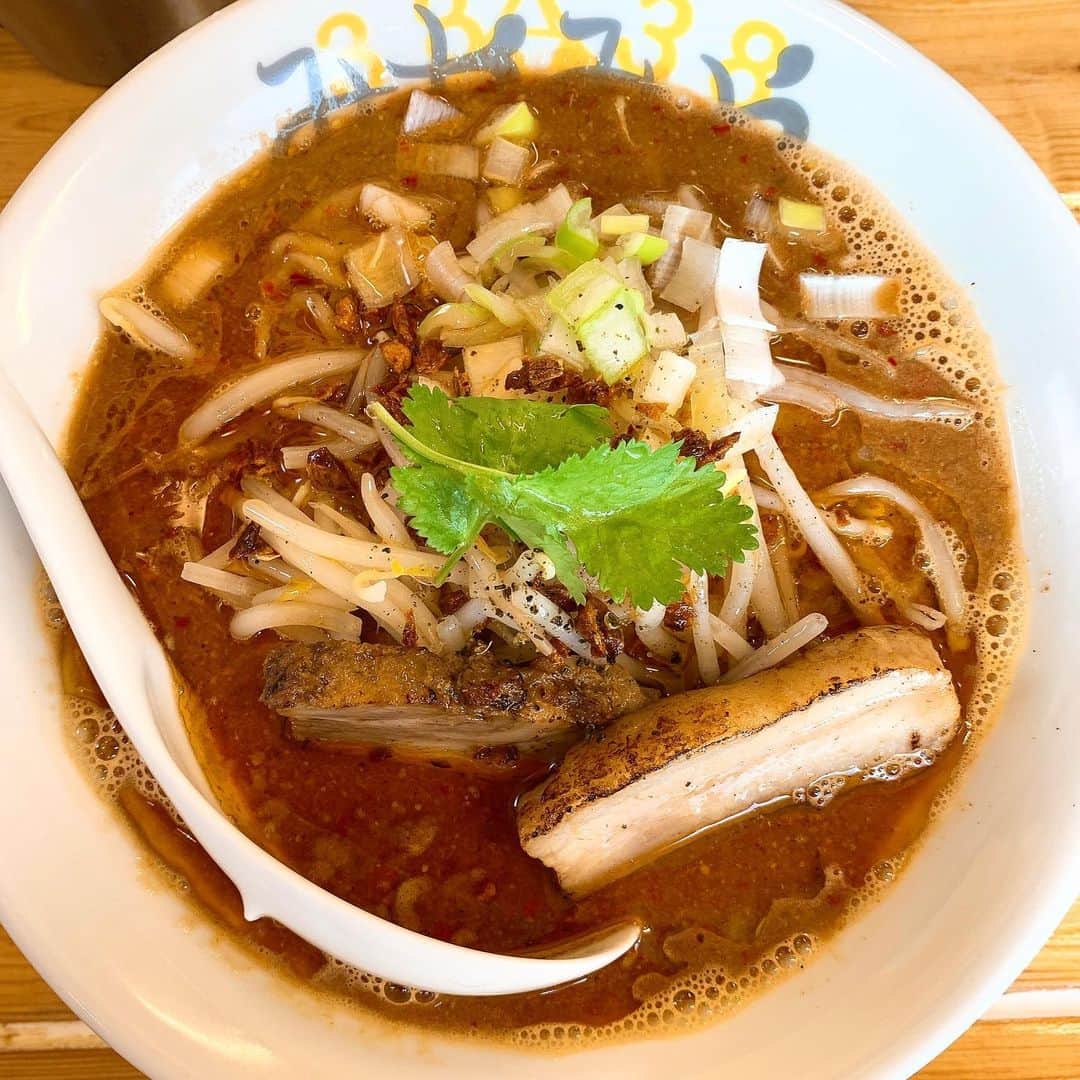 華月咲（さーちゃん）のインスタグラム：「🍜 #味噌ぶりNoodleみやみや #濃辛味噌らーめん ¥850 聖蹟桜ヶ丘駅より徒歩２分。 ＊ せーせきさくらがおかと読みます🙋‍♀️ 麺活で京王線の土地勘と駅名学んでる笑 ひさびさに味噌食べたくなって初訪問！ まず店内めっちゃ可愛い！アメリカン🇺🇸 推しぴのリトルグリーンメンも居てはぴ🥳 ＊ 濃辛（こいから）は１〜３辛で選べて 初だったから１にしたら結構マイルド◎ 大量のもやしやネギになんとパクチー！！ テンションあがる☺️お肉も美味しかった💓 カラシビラブだから今度は３辛食べよかな〜 結構差あるのかな？まずは２辛か⸜( ⌓̈ )⸝？🔥 とにかく美味しいし駅近だしまたいこっと！ ・ ・ #japan #tokyo #seisekisakuragaoka #ramen  #東京 #聖蹟桜ヶ丘 #聖蹟桜ヶ丘グルメ #東京ラーメン #聖蹟桜ヶ丘ラーメン #味噌ラーメン #スパイスラーメン #ラーメン #ラーメン女子 #ラーメン部関東 #ラーメン倶楽部 #ラーメン部 #麺スタグラマー #麺スタグラム #ラーメン好きと繋がりたい #ラーメンパトロール」