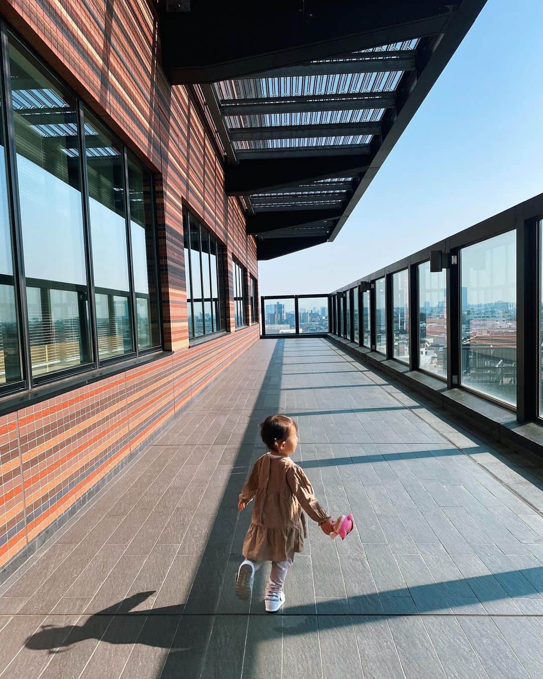 小松舞のインスタグラム：「天空庭園でお散歩の日でした🌸🚶‍♀️🌿 #2y6m」