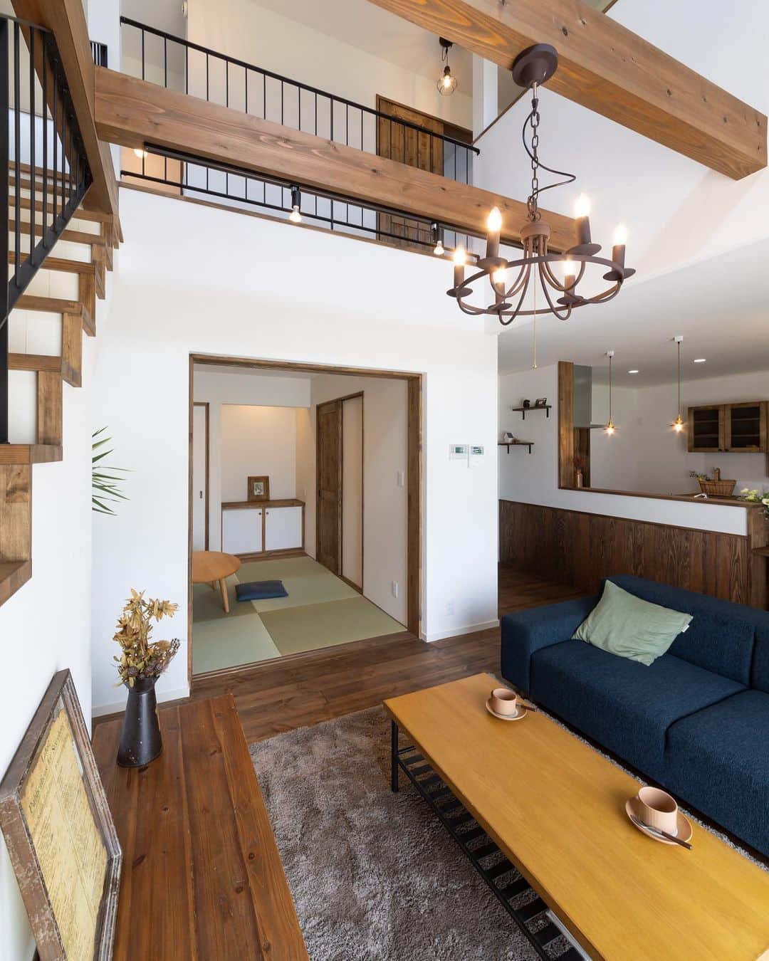 インテリアショップとつくる家 ZEST houseさんのインスタグラム写真 - (インテリアショップとつくる家 ZEST houseInstagram)「リビングと和室がつながったおうちセレクション✨ ↩︎ ----------------------------- ★期間限定 OPENHOUSE★ 〜おうちカフェに憧れて〜 "生成色のナチュラルアンティークな家" 見学は2/28(日)までとなっております！ ↩︎ 【詳しくはプロフィールのリンク先からご覧下さい】 @zest_design_house  ↩︎ ------------------------------------ ↩︎ ↩︎  #和室 #和室インテリア #たたみ #畳コーナー #木の家 #自然素材の家 #畳 #工務店 #岡山県 #ゼスト倉敷 #かわいい家 #カフェ風インテリア #注文住宅 #マイホーム計画 #デザイン住宅 #リノベーション #リフォーム #キッチンカウンター #おしゃれな家 #家づくり #畳のある暮らし #リビング #リビングインテリア #リビング階段 #リビング照明 #タタミ」2月21日 18時05分 - zest_design_house