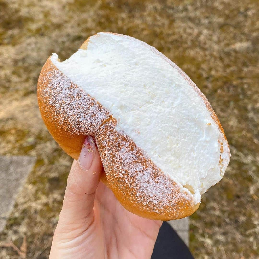 ぱんもんのインスタグラム：「⠀ ＼ 生クリームたっぷりパン ꪔ̤̮♥ ／﻿ ﻿ 東京を中心に神奈川・埼玉などにも店舗がある﻿ #パンの田島 の新メニュー🥖﻿ ﻿ ◇たっぷリッチコッペ 180円﻿ ◇田島ブレンド250円﻿ ﻿ をいただきました☺︎﻿ ﻿ よく行くエリア（自由が丘・吉祥寺）にあって﻿ 気になってたコッペパン・揚げパン専門店👩‍🍳﻿ ﻿ マリトッツォみたいな揚げパンが発売された﻿ と知って行ってみました🗽﻿ ﻿ 名前の通り、生クリームたっぷりでかわいい🙈﻿ 一口食べると、揚げパンのふわじゅわ﻿ 軽めの生クリームのふわとろ﻿ あ〜〜〜おいしいいい🙈🤍🤍﻿ ﻿ 普段はクリームたっぷりとか避けがちなんだけど﻿ もう美味しすぎて飲むように食べた！﻿ また食べたい🤤💕﻿ これ180円って何かのキャンペーンですか？🙈レベルでお得🥰﻿ ﻿ 近くにある方はぜひ食べてみて💐﻿ （ちなみに学芸大学でお昼に売り切れで、自由が丘で買った🗽） ⠀ #コッペパン #揚げパン #自由が丘カフェ #自由が丘グルメ #学芸大学カフェ #生クリーム #マリトッツォ #揚げパン専門店 #コッペパン専門店 #吉祥寺カフェ #東京カフェ #テイクアウトスイーツ #たっぷリッチコッペ」