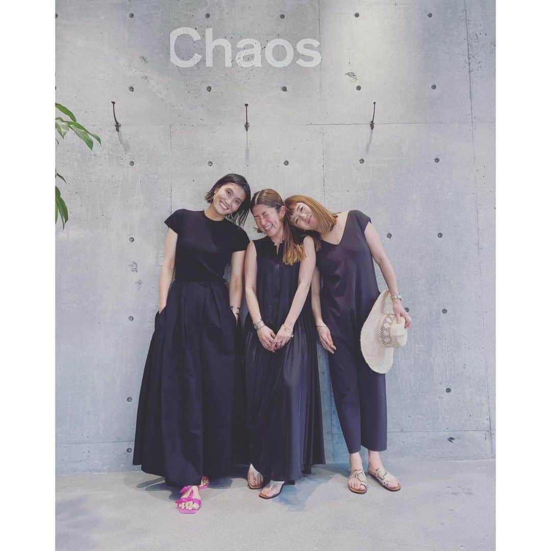 坪田あさみのインスタグラム：「. インスタライブが楽しかったのはもちろんだけど なんか大人って最高ね😆って再認識。 それぞれにプロフェッショナルで 仕事に愛と確信を持っているほがらかな人たちの中で 日々生きている喜び。 歳を重ねるほどにますますよくなると思える 時代と業界に感謝だなぁ。 . ご覧になってくださった皆様ありがとうございます！ どんどん予約で売り切れてるみたいなのでお早めに😊 IGTVに残しますのでお買い物計画にぜひご覧くださいね✨ 春夏が楽しみになりますよ！ . #日々のこと #日々のつぶやき  #アラフォー#アラサー#アラフォーコーデ #アラサーコーデ #お仕事コーデ #アラフォーol #アラサーol #あらふぃふ #アラフィー　#アラフィーコーデ #アラフィフコーデ#40代ファッション #40代コーデ　#30代ファッション　#30代コーデ　#50代ファッション#50代コーデ #大人コーデ #大人カジュアル」