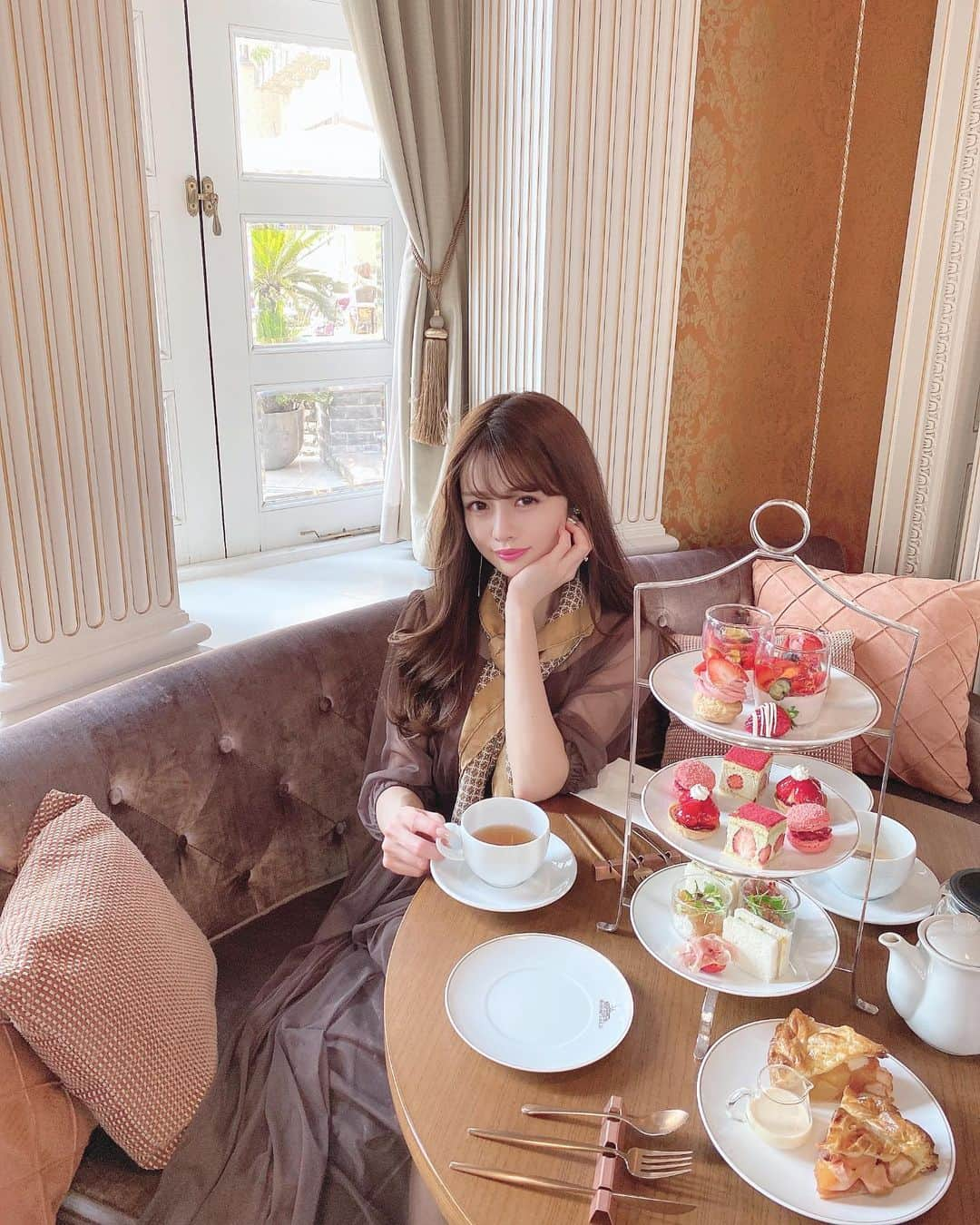 Isakoさんのインスタグラム写真 - (IsakoInstagram)「La Maison Kioi @lamaisonkioi_barnapoleon  苺アフタヌーンティー🍓💕 　 今日は赤坂のプリンスクラッシックハウスのレストランで苺アフタヌーンティーをして来ました🫖 　 そんな今日はステキな館内に合わせて @merrisa_official の新作チュールワンピースのブラウンに @celine のスカーフ合わせなコーディネートにしました💓 　 色々な種類のいちごスイーツとっても美味しかったです🍰御馳走様でした💕 　 　 　 　  #赤坂プリンスクラシックハウス #アフタヌーンティー#アフタヌーンティーセット#クラシック#クラシックハウス#スイーツビュッフェ#いちご#苺スイーツ#赤坂ランチ#赤坂カフェ#赤坂グルメ#チュールワンピース#afternoontea#afternoonteatime」2月21日 18時08分 - ichaaako