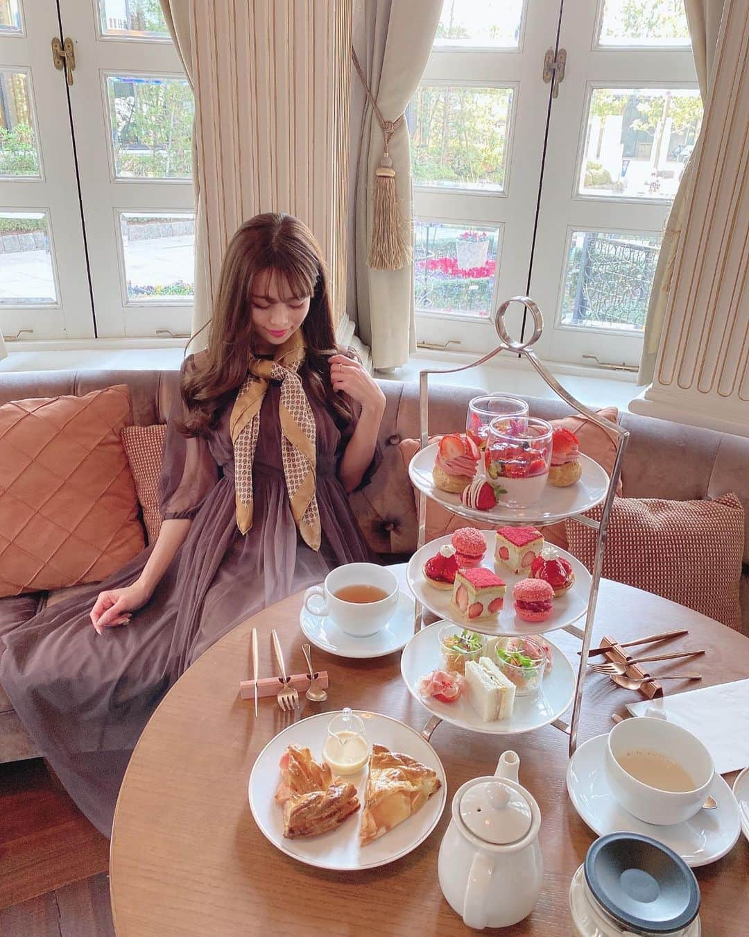 Isakoさんのインスタグラム写真 - (IsakoInstagram)「La Maison Kioi @lamaisonkioi_barnapoleon  苺アフタヌーンティー🍓💕 　 今日は赤坂のプリンスクラッシックハウスのレストランで苺アフタヌーンティーをして来ました🫖 　 そんな今日はステキな館内に合わせて @merrisa_official の新作チュールワンピースのブラウンに @celine のスカーフ合わせなコーディネートにしました💓 　 色々な種類のいちごスイーツとっても美味しかったです🍰御馳走様でした💕 　 　 　 　  #赤坂プリンスクラシックハウス #アフタヌーンティー#アフタヌーンティーセット#クラシック#クラシックハウス#スイーツビュッフェ#いちご#苺スイーツ#赤坂ランチ#赤坂カフェ#赤坂グルメ#チュールワンピース#afternoontea#afternoonteatime」2月21日 18時08分 - ichaaako