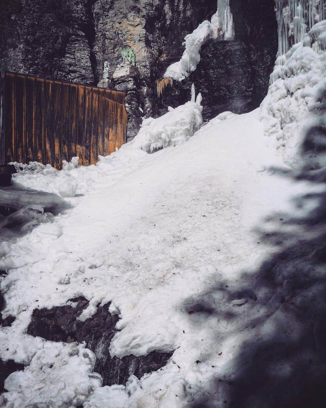 石川直樹さんのインスタグラム写真 - (石川直樹Instagram)「#MtOntake,#Nagano.It is known as a place for mountain worship. 滝のメタモルフォーゼをひたすら撮る…。空から落ちる滝、下からそそりあがる滝、割れた滝、滝の裏側、岩から滲み出る滝。そのすべてが#木曽 御嶽周辺にありました。 3枚目、ご当地薬を見ると、つい買ってしまう…。 4枚目、スーパーにイナゴの佃煮が売っていて、これまたつい買ってしまった…。ご飯に合い、美味かった。」2月21日 18時11分 - straightree8848