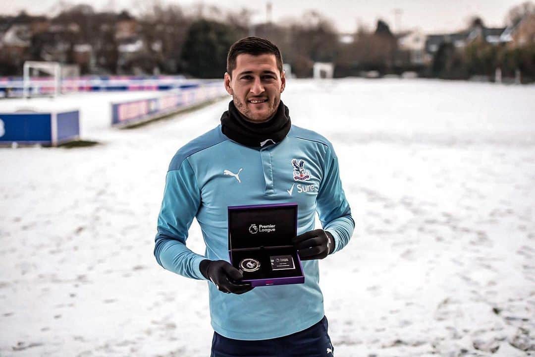 のインスタグラム：「Few weeks ago this turned up, Nice touch from the @premierleague #200club 🔴🔵」
