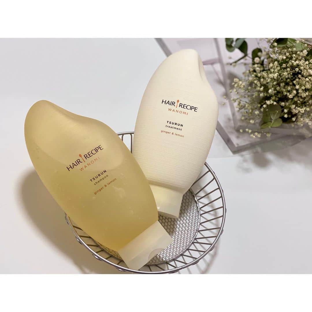 rinaのインスタグラム：「@hairrecipe_official お米のチカラに着目した ヘアケアライン｢ヘアレシピ｣ "和の実"WANOMI . スーパーフードとして注目されている ｢ライスオイル｣🌾 米ぬかと米胚芽から抽出されるライスオイルは、豊富な栄養素を含んでいて日本人の髪と相性抜群◎ . 湿気(広がりやうねり) 紫外線(日焼けダメージ) 乾燥(パサつきや静電気)など 四季による髪悩みにアプローチ！ 季節に振り回されず1年中美しい髪を目指す、アイテムです✨ . 3種類ある中から わたしが使ったのは ダメージケアが出来るライン "TSURUN" しょうがと檸檬の香り！ これだけで選んでしまう← . シャンプーは…シリコン･サルフェート･パラベン･鉱物油･着色料がフリー！ トリートメントは…サルフェート･パラベン･鉱物油･着色料がフリーです◎ . 最後になっちゃったけど、 お米シルエットのボトル… 可愛すぎません？笑 . #ヘアレシピ #ヘアレシピ和の実 #お米のヘアケア #お米のシャンプー #ヘア #ヘアケア #シャンプー #トリートメント #メイク #コスメ #ビューティー #ヘアカラー #ヘアアレンジ」