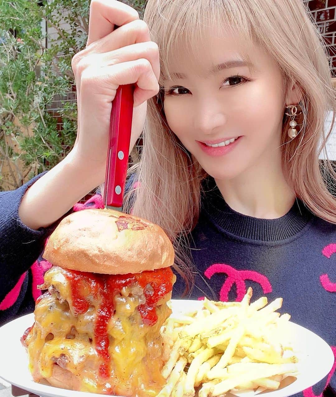 mycoのインスタグラム：「ショーグンバーガー行ってきた🍔 みんな行ったことある？？？  わたしが頼んだのは 和牛の超粗挽き肉のパティがなんと！3枚！﻿ そして濃厚チーズの🧀トリプルバーガー🍔💕﻿ ﻿ ステーキ食べてるみたいな贅沢なお肉感🍖﻿ とても美味しかったよ！！！﻿ 温子さんはアボカドチーズバーガー🥑🧀🍔﻿ ﻿ 広尾駅からも1分でテラスで食べれるし最高💕﻿ すぐにまた行くと思う。﻿ ﻿  辛いケチャップが美味しくてかけたよ。 あれなんだろ欲しいな。  ﻿ 女子の皆さん朗報です。﻿ スタッフのお兄さん2人共可愛すぎて目が　﻿ 合わせれなかった🤣﻿ そういう意味でもすぐ行くわ🤣﻿ ﻿ ﻿ #ショーグンバーガー #トリチー #広尾グルメ　#ハンバーガー #将軍バーガー #hamburger #shogunburger #広尾ランチ #グルメバーガー﻿ #tokyo #foodporn﻿」