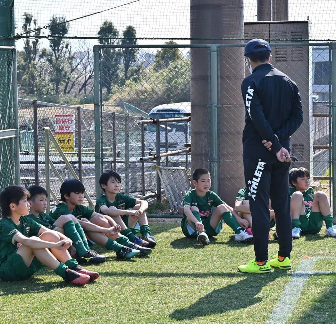 東京ヴェルディさんのインスタグラム写真 - (東京ヴェルディInstagram)「笑顔いっぱいの今日のトレーニング。グラウンドの隅では、未来のヴェルディを担う戦士たちが目を輝かせながらトレーニングを見守っていました！  #山口竜弥 #石浦大雅 #松橋優安 #ンドカボニフェイス #山本理仁 #佐藤優平 #馬場晴也 #福村貴幸 #若狭大志 #奈良輪雄太  #東京ヴェルディ #ヴェルディ #tokyoverdy #verdy #東京 #tokyo」2月21日 18時22分 - tokyo_verdy